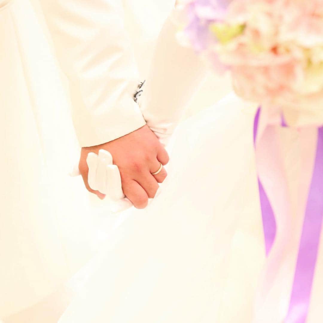ロゼアンシャルム/Roseun Charmeさんのインスタグラム写真 - (ロゼアンシャルム/Roseun CharmeInstagram)「手つなぎショット💕﻿ ﻿ 結婚式では緊張する場面も﻿ ふたりでなら、大丈夫。﻿ ﻿ 何気ない瞬間も﻿ 生涯残したい一枚に♪﻿ ﻿ 一緒に花嫁様のブーケの春色が﻿ とても素敵です💐﻿ ﻿ ﻿ #RoseunCharme #ロゼアンシャルム  #新横浜グレイスホテル  #新横浜  #結婚式  #プレ花嫁  #プレプレ花嫁 #花嫁  #wedding  #ウェディング #横浜花嫁  #ブライダル  #marriage  #プレ花  #関東花嫁  #全国のプレ花嫁さんと繋がりたい  #日本中のプレ花嫁さんと繋がりたい  #ホテル婚  #結婚式準備  #ロゼ嫁 #2019春婚 #marry花嫁 #入籍 #プロポーズ #カップルさんと繋がりたい #フォト婚 #新横浜結婚式  #手つなぎショット」3月23日 12時00分 - roseuncharme