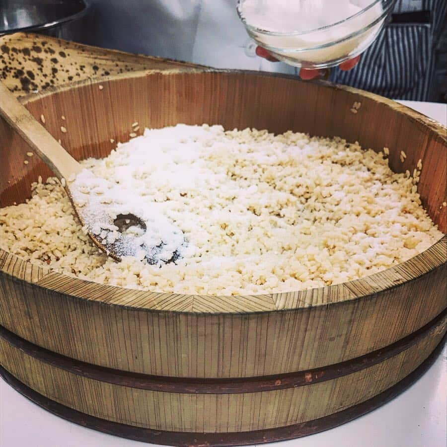 近藤しづかさんのインスタグラム写真 - (近藤しづかInstagram)「これは去年仕込んだ味噌です！ 上にたまり醤油ができてそれも美味しい♪ 【味噌作り】 色々な作り方あるけれど プラスチックではなく竹の皮を使う(6枚目)など、 なるべく手、土や木などでできた 自然の道具を使うことを私は大切にしています✨ 友達や家族と作るとさらに楽しいー♪ . #しづか御膳 #味噌 #味噌作り #手作り #手作り食品 #大豆 #国産米 #米こうじ #日本 #伝統 #文化 #発酵食品 #無添加 #手仕事 #日本人 #howtomake #miso #japan #culture #japanesecooking」3月23日 11時59分 - shizuka_kondo