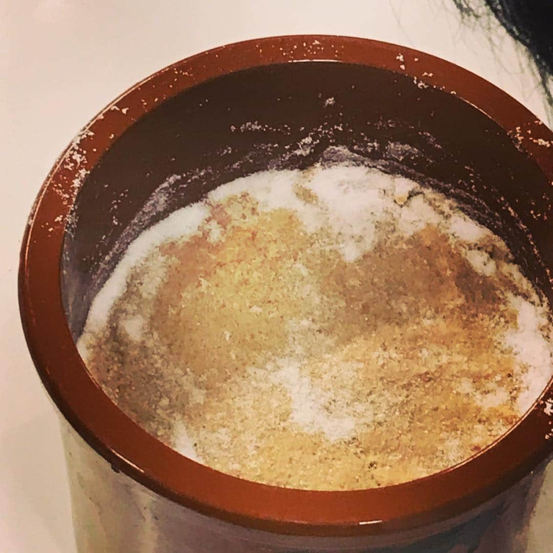 近藤しづかさんのインスタグラム写真 - (近藤しづかInstagram)「これは去年仕込んだ味噌です！ 上にたまり醤油ができてそれも美味しい♪ 【味噌作り】 色々な作り方あるけれど プラスチックではなく竹の皮を使う(6枚目)など、 なるべく手、土や木などでできた 自然の道具を使うことを私は大切にしています✨ 友達や家族と作るとさらに楽しいー♪ . #しづか御膳 #味噌 #味噌作り #手作り #手作り食品 #大豆 #国産米 #米こうじ #日本 #伝統 #文化 #発酵食品 #無添加 #手仕事 #日本人 #howtomake #miso #japan #culture #japanesecooking」3月23日 11時59分 - shizuka_kondo