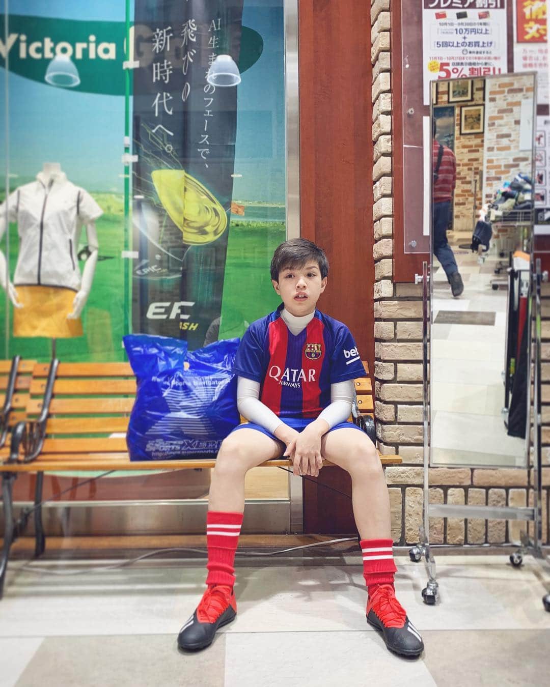 バイリンガル3兄妹のインスタグラム：「今日からサッカー復帰 ・ ユニフォーム着たらつんつるてん。😂 ・ 急いで練習前に買いに行ったよ。 ・ 高いのね… だからセールの安いやつで…笑 ・ 写真はつんつるてんのままのやつ。 中のインナーもピッチピチ😂 ・ そして練習は雨で中止に。😂 ・ ・ #花粉で目が腫れまくり #髪型w #小5男子 #空雅 #サッカー少年 #バイリンガル3兄妹」