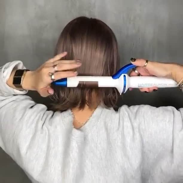 のインスタグラム：「✔style by @younegi 【 #ALBUM動画_スタイリング_セルフ】 ↑別パターンはこちら↑ . cut + color ¥3,500~ double color ¥8,000~ treatment ¥2,000~ etc... ※店舗により料金が異なります。 . . セルフ波巻き☝︎ . 滑らせながら、外巻き⇨内巻きを やるとカクッと折れませんよ☺︎ . スタイリング剤は N. ポリッシュオイル N. ナチュラルバームを使用☺︎ . . こちらのスタイルは 原宿店の根岸 優（ @younegi ） が担当いたしました！ . 何かご不明点がございましたら お気軽にコメントください。 . 担当スタイリストからも コメントいたします！ . ALBUM（ @album_hair ） . . TV、CM、映画、広告、タレント、 ミュージシャン、雑誌、ブライダルなどの ヘアメイクも承っております。 . 【お問い合わせ先】 ALBUM OFFICE TEL / 03-6712-5547 FAX / 03-6712-5548 MAIL / info@album-hair.com . . . #ボブ #ショートボブ #コテ #美容室 #ヘアスタイル #ヘアオイル #ヘアセット #スタイリング #セルフ #カラー #ハイライト #グレージュ #外国人風カラー #グラデーションカラー #ハイライトカラー #美容師 #髮型 #髮型師 #髮型設計#攝影 #染髮 #发型 #護髮 #日系髮型#ทรงผม #헤어 #염색 #단발머리 #haircolor」