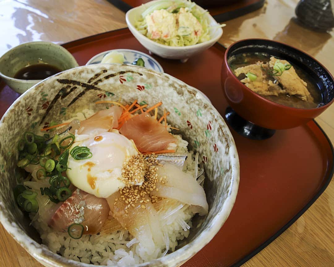 のインスタグラム：「Let’s eat. I can’t wait!! どどーんと食べよう!! *  #毘沙護丼 #びしゃご丼 #海の幸 #温玉 #温玉って何でも合うよね #どんぶり街道 #週末はどんぶりで満腹に ** #たはら暮らし * #渥美半島#田原市#田原#伊良湖岬#伊良湖#赤羽根 #tahara#irago#akabane #サーフィン#surfing#田舎暮らし#日々の暮らし#休日の過ごし方#スローライフ#instagramjaran#igersjp」