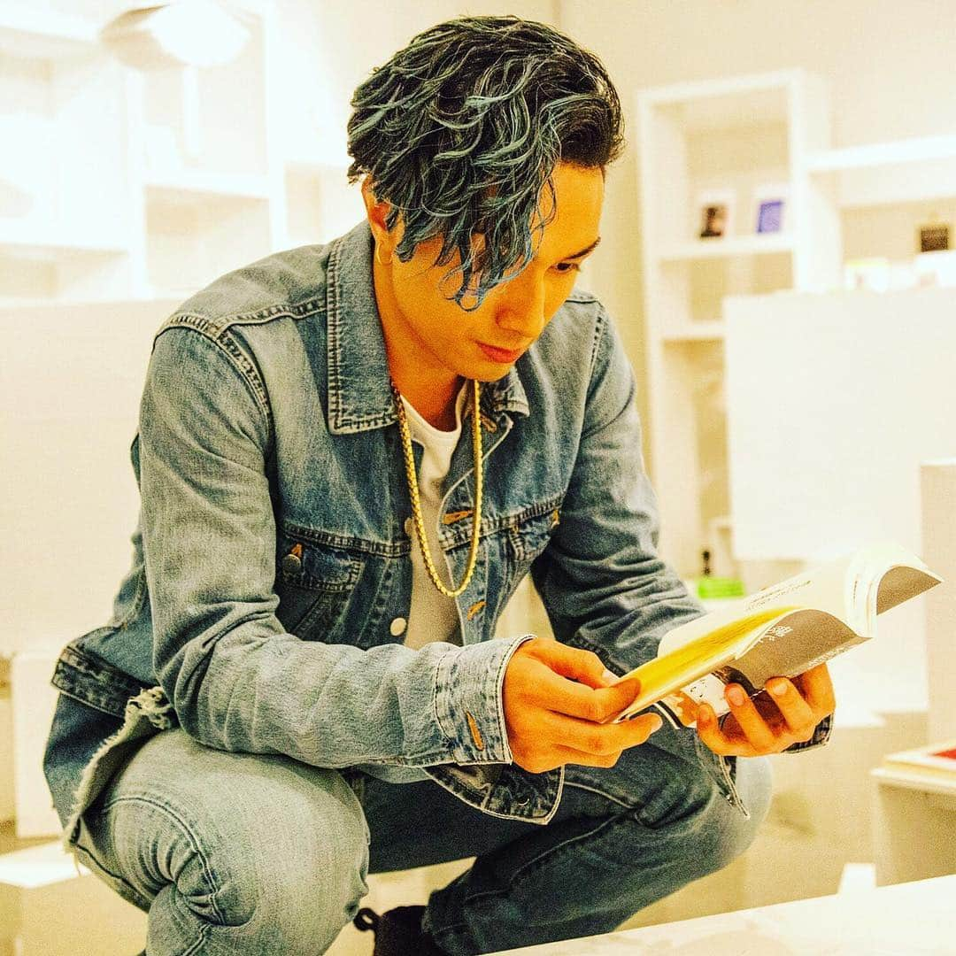 橘ケンチさんのインスタグラム写真 - (橘ケンチInstagram)「たちばな書店はオンライン上でオススメの本をみんなで紹介し合うシステムですが、不定期でイベントや実際の書店とのコラボレーションを開催しています💡たちばな書店を知ってから本が好きになりましたと言っていただけることが何より嬉しいですね😆✨2018年1月に東京の八重洲ブックセンターでもリアルたちばな書店を開催させていただきました✨ The Tachibana Bookstore recommends books online, however we are also doing interesting events occasionally in collaboration with physical bookstores. I’m so happy to hear when people tell me that they enjoy books thanks to Tachibana Bookstore. January 2018 we also opened a physical bookshop in Yaesu too.  #thisisme#kenchi#tachibana#橘ケンチ#kenchitachibana#ldh#exile#japanese#japaneseactor#actor#performer#instagood #instalike #instadaily #instamood#本#book#bookstagram#books#art#reading#ブックレビュー#読書#たちばな書店#bookstore#tokyo#八重洲ブックセンター」3月23日 12時25分 - kenchitachibana