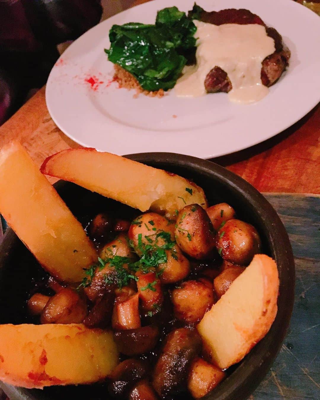 早川茉希さんのインスタグラム写真 - (早川茉希Instagram)「🍽 今回の旅で食べた中で 一番美味しかったのは、 サンペドロ・デ・アタカマの「adobe」！！ ・ 雰囲気も良いし、お料理どれも◎🙆‍♀️ 特に、マッシュルームのpil-pilが最高でした😭🙏🏻 広々とした店内は満席😳✨ 観光客価格ですが、満足感アリです🙇‍♀️✨ ・ ・ お昼に食べたレストラン 「Tilar」（8〜10枚目）の サーモンも美味しかったし、アタカマ良い街💛  #sanpedrodeatacama #アタカマ #レストラン #サンペドロデアタカマ #おすすめ #レストラン #タビジョ #旅行好きな人と繋がりたい #南米旅行 #世界三大砂漠」3月23日 12時19分 - maki_hayakawa