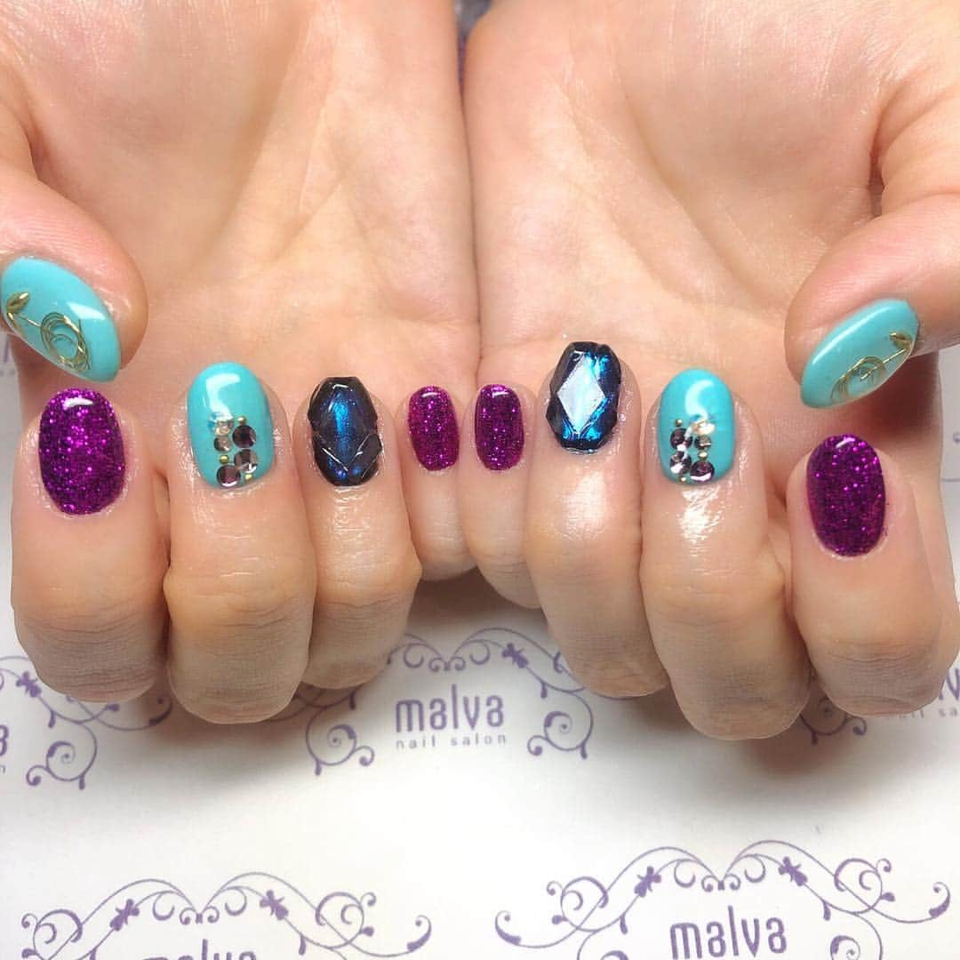 nailsalon malva（ネイルサロンマルヴァ）さんのインスタグラム写真 - (nailsalon malva（ネイルサロンマルヴァ）Instagram)「お客様宝石ネイルキャンペーン💎こちらはカット面が綺麗に見える濃いめの宝石ネイルに、ストーンアートとラメを合わせたデザインです✨ お客様ご自身でカスタマイズできる内容となっておりますので是非ご利用ください♡ nailsalon malva 🌙原宿店℡0354747955 原宿LINE@xes6130d 🌙梅田店℡0661363611 梅田LINE@icp1611b オンライン予約はHPより http://www.malvanail.com  #malva#マルヴァ#ネイル#gelnail#nail#nails#naildesign#ジェル#gel#ジェルネイル#東京#大阪#原宿#梅田#nailsalon#ネイルサロン#ネイルケア#ネイルチップ#森絵里香#malvaネイル#malvanail#ネイリスト募集#美甲#指甲#宝石ネイル #宝石カットネイル」3月23日 12時20分 - malva_nail