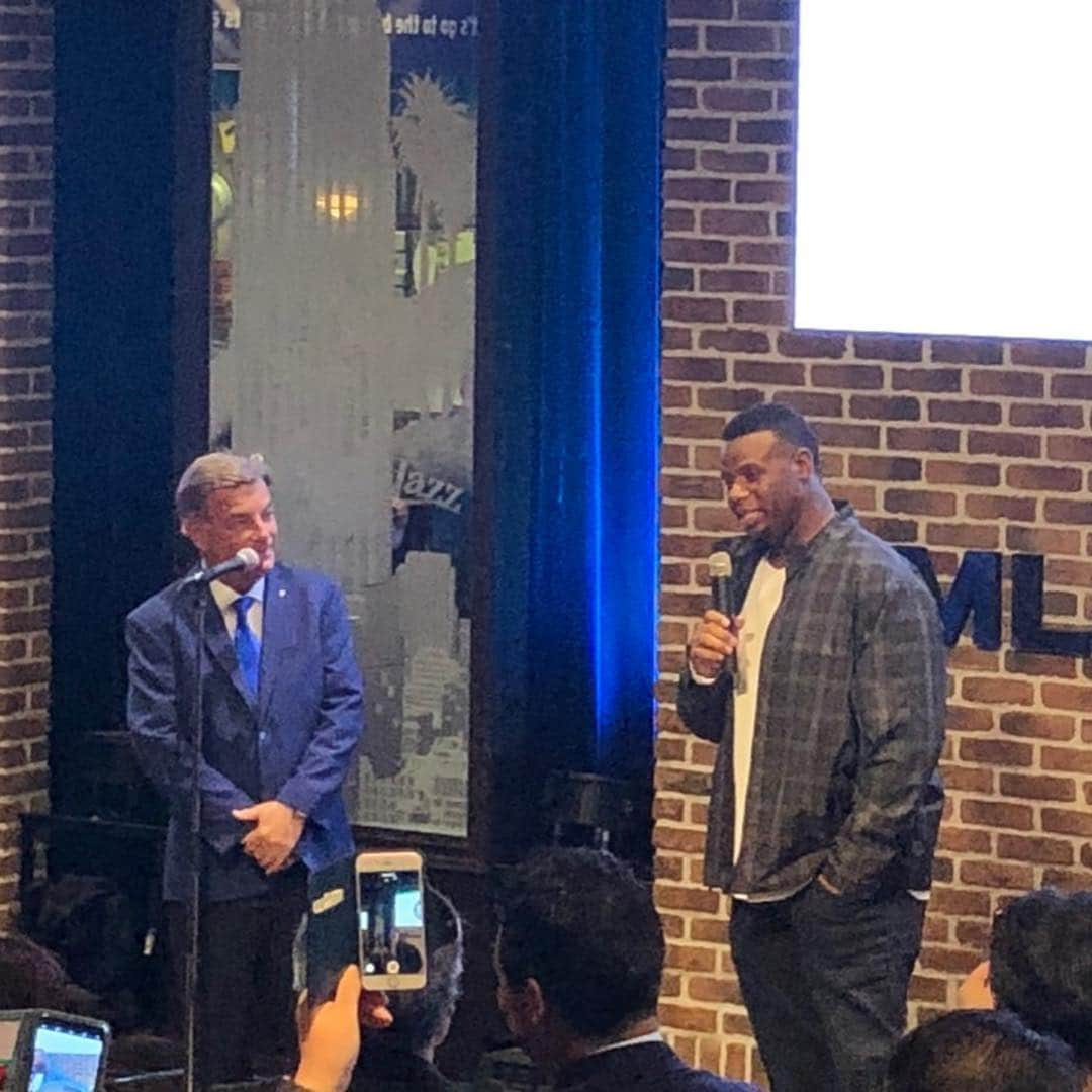 坂倉アコさんのインスタグラム写真 - (坂倉アコInstagram)「Hosted “MLB VIP Reception party” with Seattle Mariners Chairman John Stanton, 2016 hall of fame baseball player, Ken Griffey Jr and the voice of Seattle Mariners Rick Rizz⚾️﻿ ﻿ 3/20、メジャーリーグ開幕戦前に、シアトル・マリナーズの会長ジョン・スタントンさん、﻿﻿ 2016年アメリカ野球殿堂入りを果たしたケン・グリフィーJrさん、そしてシアトル・マリナーズの声といっても過言ではない、名物解説者のリック・リズさんをお迎えしてのVIPレセプションパーティーの司会のお仕事でした⚾️🎤﻿﻿ 皆さん、とってもフレンドリーで開幕戦直前ということもあり、パーティーは大盛り上がりでした🥳🎉 ﻿ そして、イチローさん、長い現役生活、本当にお疲れ様でした。常に自分と向き合い﻿、挑戦し続ける姿にたくさんのパワーと感動を頂きました！﻿ ﻿﻿ Big thank you @chie_usui 😊💐 #mlb #baseball #tokyo #work #goodtimes #seattlemariners #seattle #emceelife」3月23日 12時20分 - akosakakura