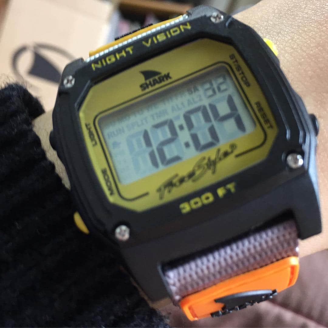 奥田恵梨華さんのインスタグラム写真 - (奥田恵梨華Instagram)「誕生日プレゼントでもらった新しい時計はなんと、シャーク！！！ 中学生の時に憧れていたんです。。。20数年かけてやっと手に入れたシャーク。ちなみに中学生の時つけてたのはタウカンとクーカイでした。←時代！！！ ネオ・陸サーファー。 #シャーク #sharkclip  #freestylewatches  #watch #腕時計 #陸サーファー #townandcountry  #surfwatch  #タウカン  #kookai 腕時計がインスタに出てくるとPRみたいだけど、PRでもなんでもない。 今街でシャークつけてる人いるかな？」3月23日 12時23分 - erikaokuda_official