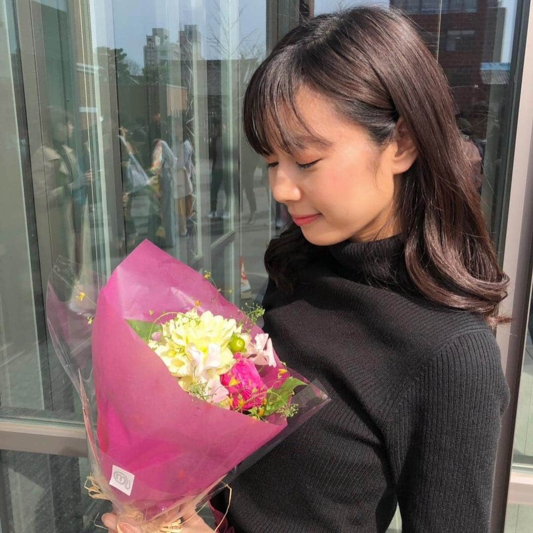 杉浦みずきのインスタグラム：「. 自分が貰ったかのように花束を持つ笑 photo by sachan♡ この花束はさっちゃんのものです💐」