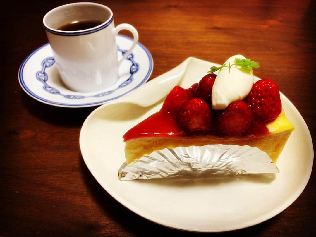 のインスタグラム：「昨日タカラさんでいただいたケーキ🍰 たくさんあって食べきれなかったから、お持ち帰りしてきた〜😊 いちご美味しそう🍓」