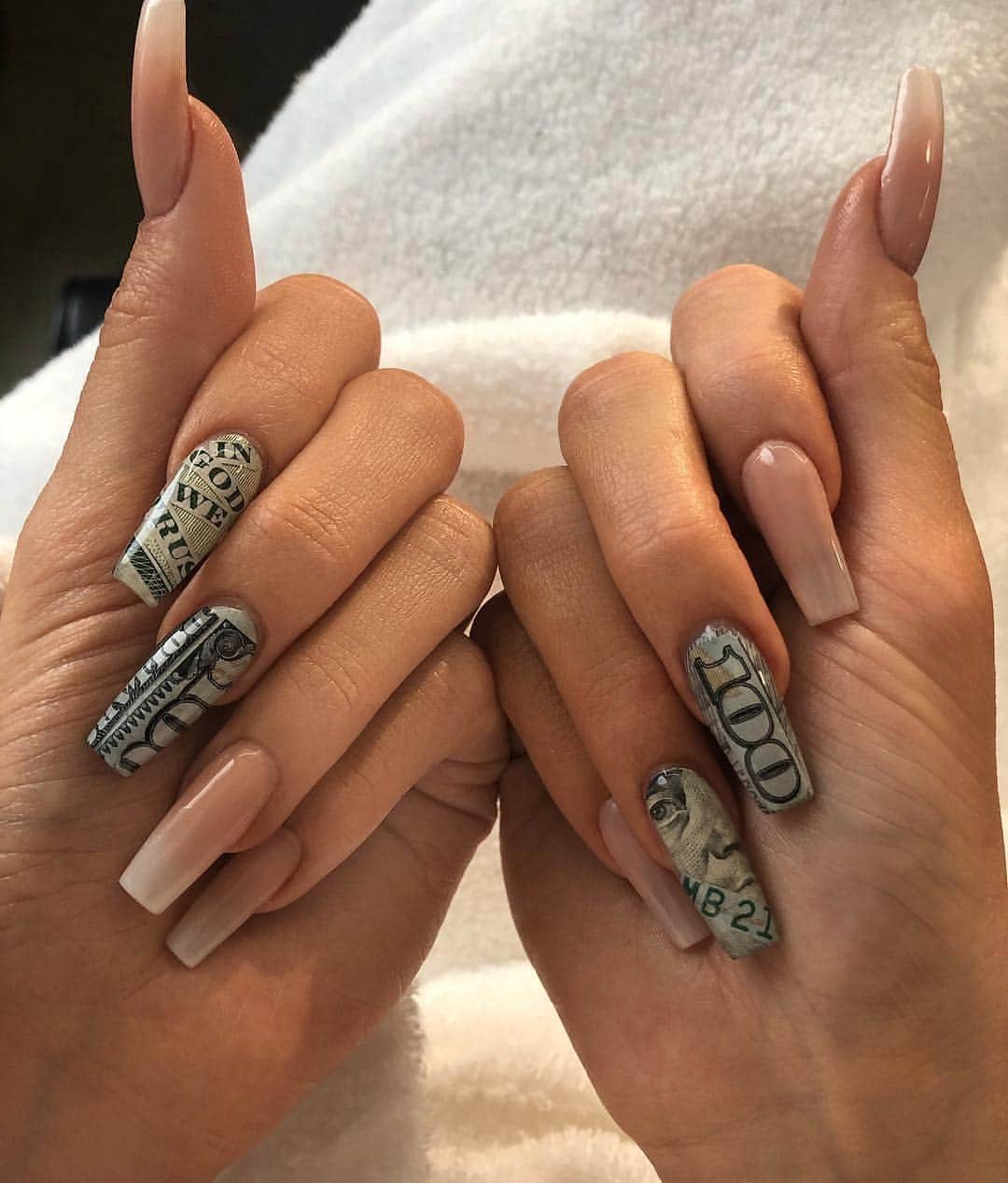 BeStylishのインスタグラム：「Yes or No 💅 🤑🤑❓💕 Credit 📸 : @kyliejenner ❤️✨ ✨ ✨ ✨ Follow: @bestylish  Follow: @glamfashionsx ✨ ✨ ✨ #bestylish #naildesigns #naildesign #naildesigner #naildetails #kylie #kyliejenner #kylie💋 #kyliefans #paintednails #nailpolish #nailpolishes #handpaintednails #paintmynails #nailsofinstagram #nails #nailsnailsnails #nailsonfleek #nailswagg #nails_page #nails2inspire #nails4today #nailselfie #nailsonfleek #nailsaddict #nailsporn #nails4yummies #nailswag #nailsofinsta ✨ ✨ ✨ ✨」