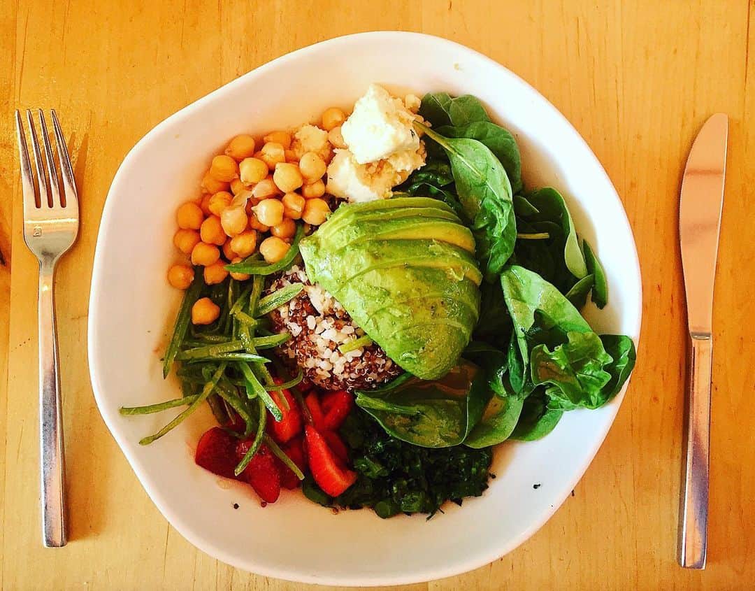 シャーニ・ヴィンソンのインスタグラム：「🍽 #ladieslunch #luncheon #rosecafe #therosevenice #grainbowl #brownrice #quinoa #roasted #garbanzobeans #grilled #greenbeans #pickled #pomegranate #seeds #strawberries #arugula #ricotta #avocado #green #spinach #honey #dressing #food #foodporn #foodphotography #healthyfood #healthyeating #girlfriends #friends」
