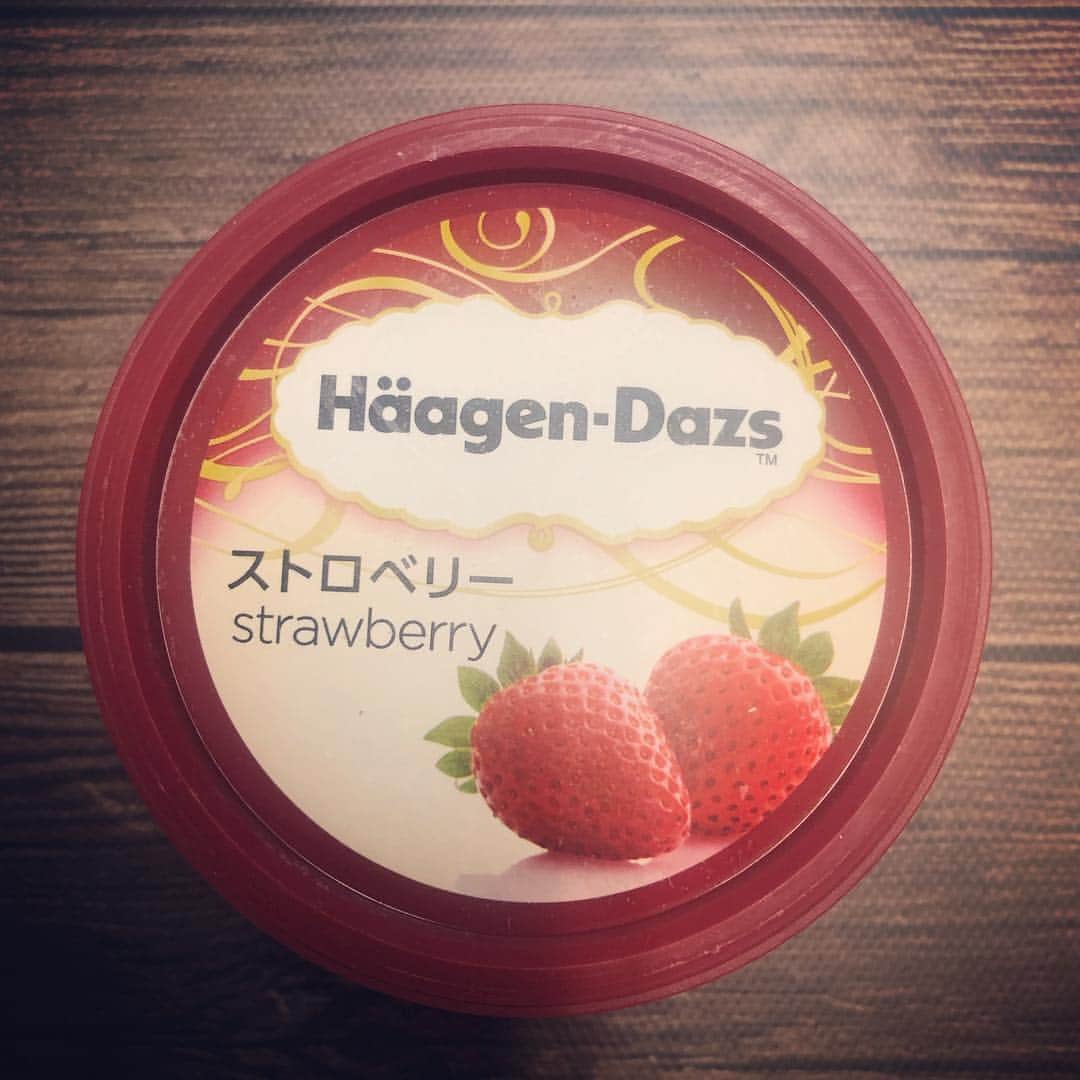 asanomakotoさんのインスタグラム写真 - (asanomakotoInstagram)「Everyone, hello! Please put on a smile for a good dessert after lunch!🍽🍨✨ #lunch #desert #haagendazs #HäagenDazs #haagen_dazs #haagendazsid #strawberry #ice #icecream #icecreams #iceart #trip #instafun #instapop #instacool #instagood #instaice #instaicecream #webstagram #ストロベリー #ハーゲンダッツ #アイスクリーム #カップアイス #今日は大好きなストロベリー #instafun #instafollow #instafood #smile #さくら #卒業式 #japan」3月23日 12時48分 - asanomakoto