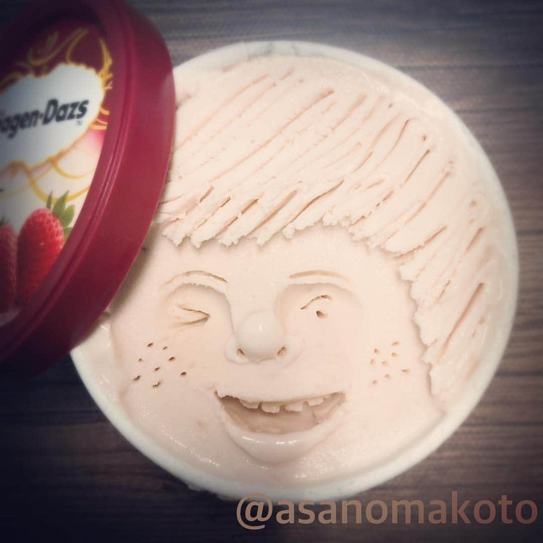 asanomakotoのインスタグラム：「Everyone, hello! Please put on a smile for a good dessert after lunch!🍽🍨✨ #lunch #desert #haagendazs #HäagenDazs #haagen_dazs #haagendazsid #strawberry #ice #icecream #icecreams #iceart #trip #instafun #instapop #instacool #instagood #instaice #instaicecream #webstagram #ストロベリー #ハーゲンダッツ #アイスクリーム #カップアイス #今日は大好きなストロベリー #instafun #instafollow #instafood #smile #さくら #卒業式 #japan」