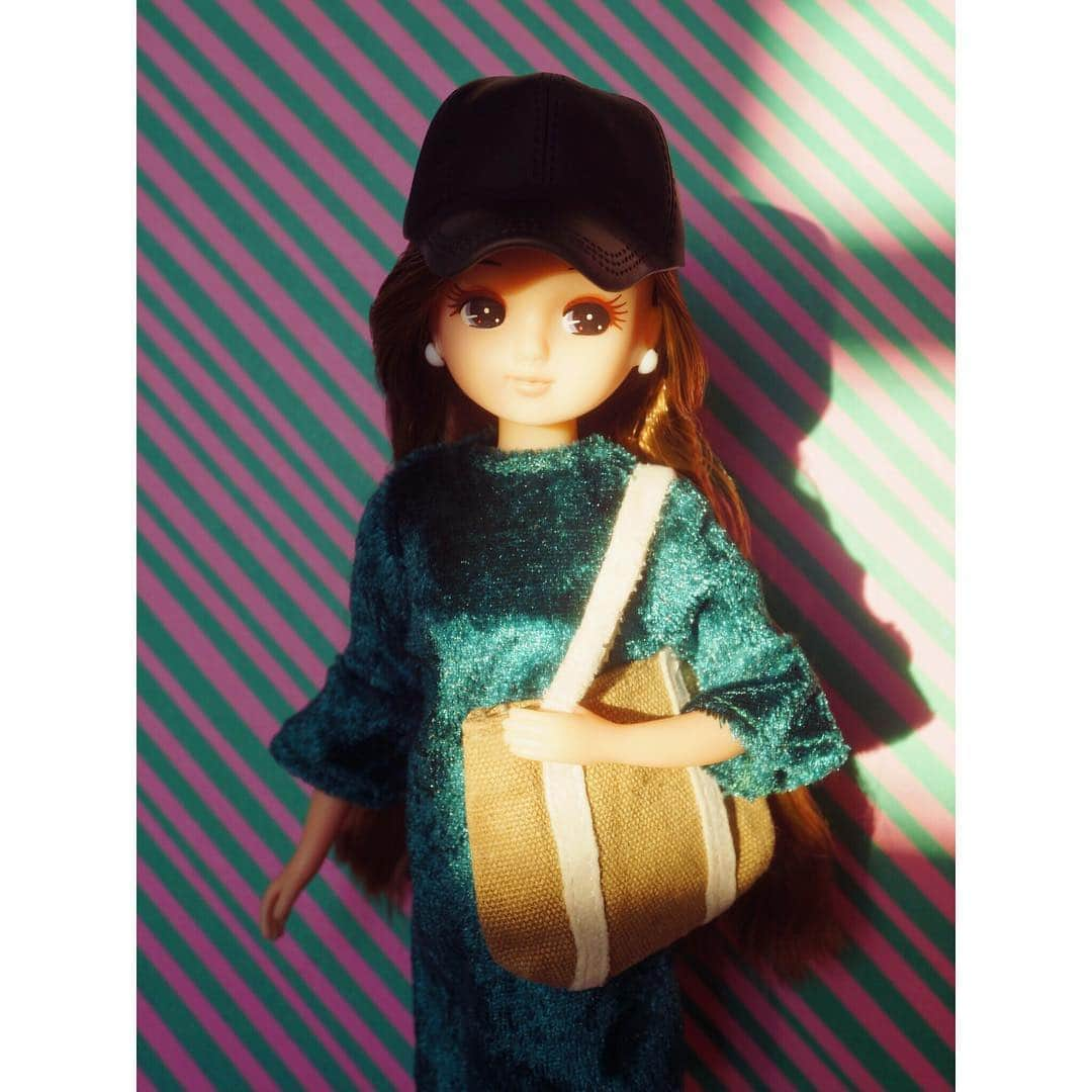 リカちゃんさんのインスタグラム写真 - (リカちゃんInstagram)「Today’s outfit is a nice velour dress to match my tote bag and cap ♪ 今日のファッションは、ベロア素材が上品なワンピースに、トートバッグとキャップを合わせたよ♪ 程よい抜け感がポイントなの♡ キャップをブラックにすることで、ぐっとクールになるよ☆  #リカちゃん #fashion #ootd #hairstyle #licca #liccadoll #japanesedoll #japan #girl #instadaily #instagood #instagramjapan #instagram」3月23日 12時48分 - bonjour_licca