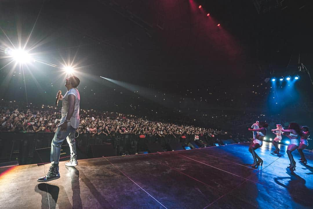 ウィジンさんのインスタグラム写真 - (ウィジンInstagram)「Gracias #chile por siempre brindarnos cariño genuino #comoantestour🌎🥋🥋 espero la hayan pasado increíble @wisinyyandel #loscampeonesdelpueblo🏆 otro nivel de juego 👽👽 @bryantbauzo」3月23日 12時49分 - wisin