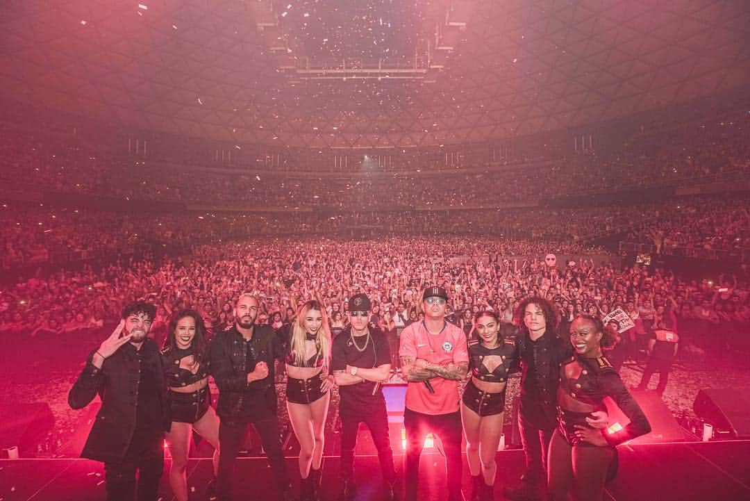 ウィジンさんのインスタグラム写真 - (ウィジンInstagram)「Gracias #chile por siempre brindarnos cariño genuino #comoantestour🌎🥋🥋 espero la hayan pasado increíble @wisinyyandel #loscampeonesdelpueblo🏆 otro nivel de juego 👽👽 @bryantbauzo」3月23日 12時49分 - wisin