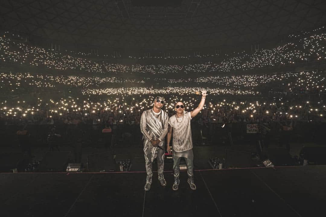 ウィジンさんのインスタグラム写真 - (ウィジンInstagram)「Gracias #chile por siempre brindarnos cariño genuino #comoantestour🌎🥋🥋 espero la hayan pasado increíble @wisinyyandel #loscampeonesdelpueblo🏆 otro nivel de juego 👽👽 @bryantbauzo」3月23日 12時49分 - wisin