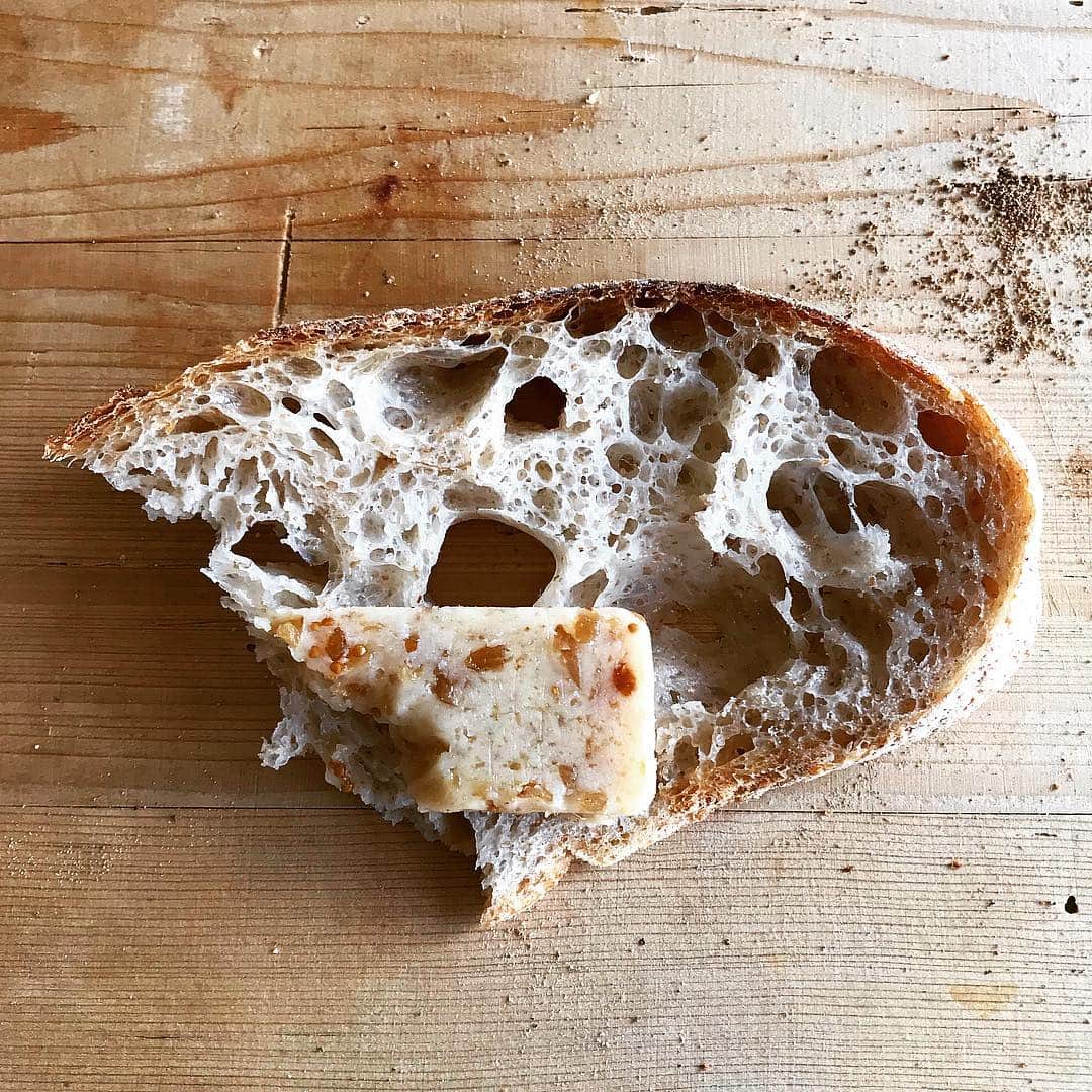 福田里香さんのインスタグラム写真 - (福田里香Instagram)「Cloudy Saturday Noon 美味しんぼ番長こと、 平野紗季子さん @sakikohirano に Cerniaのいちじくバターをいただいた。 Burro di Fichi. ほの甘くてプチプチで塩気もあって、 🍷と🥖によく合う。 あぁ、いちじく大好きよ。 #いちじく好きのためのレシピ」3月23日 12時54分 - riccafukuda