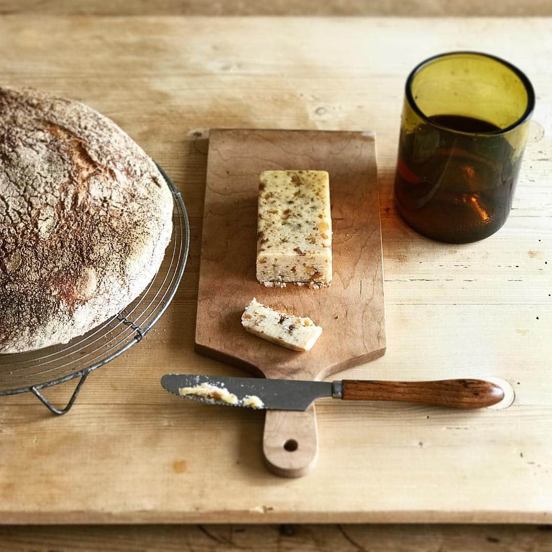 福田里香さんのインスタグラム写真 - (福田里香Instagram)「Cloudy Saturday Noon 美味しんぼ番長こと、 平野紗季子さん @sakikohirano に Cerniaのいちじくバターをいただいた。 Burro di Fichi. ほの甘くてプチプチで塩気もあって、 🍷と🥖によく合う。 あぁ、いちじく大好きよ。 #いちじく好きのためのレシピ」3月23日 12時54分 - riccafukuda