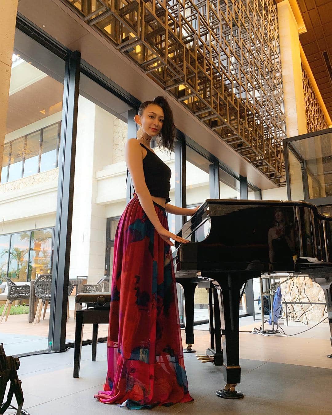 のインスタグラム：「小学生の頃ピアノ習ってた🎹🙋🏻‍♀️✨ でも先生が怖くて辞めました...😅 クリスマスプレゼント🎁にダーリンからもらったDianevonFurstenbergのスカートがやっとはけました☺️❤️ ふんわり感がgood🙌✨#juicy#fashion#dianevonfurstenberg#dvf#piano#hotel#resort#hyattregencyseragaki#dj#プール開き #沖縄 #またピアノ弾けるようになりたい」