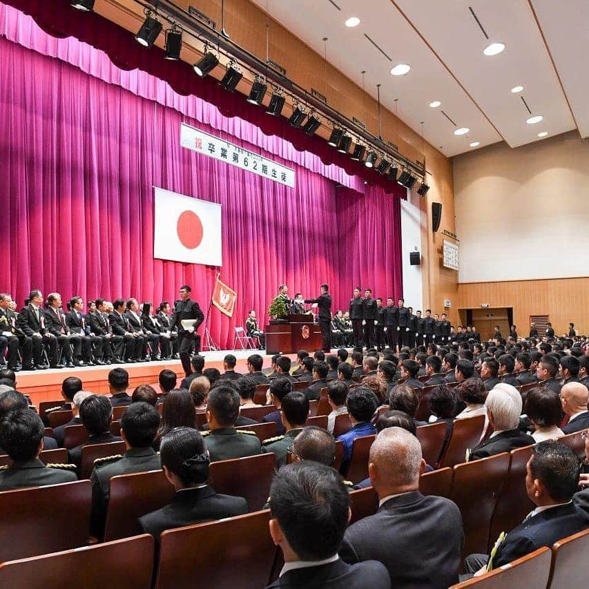 鈴木貴子さんのインスタグラム写真 - (鈴木貴子Instagram)「日本一の卒業式と評される 高等工科学校の卒業式に政務官として出席しました 最高指揮官である安倍晋三内閣総理大臣の祝辞を代読させていただきました。  さて、高等工科学校とは中学を卒業してから 将来、陸上自衛官になる者を養成するための学校です。  卒業生327名の一糸乱れぬ動き、気迫溢れる挨拶は圧巻でした。  帰りたくて、辛くて仕方なかったであろう時を乗り越えての 3年間とそこでの友情は何にも代えがたい財産になった、 という言葉はとても純粋で、とても正直な気持ちと思います。  答辞での、同期への思い、教職員への感謝、 そしてやはり家族への思い。 誰もが感動をおぼえたことと思います。  その後、午餐会(昼食会)。 そこでは、高校生らしい表情が🤭  これから進む社会において、“社会の常識”、つまり 不条理や無常も痛感することと思います。 自らの“常識”にとらわれず、羽ばたいて欲しいと思います。  卒業、おめでとう！！！！！！ #高等工科学校 #卒業式  #自衛隊 #🌸 #防衛省 #jgsdf  #卒業おめでとう #洗濯機増やそう #部活の大会でも高等工科学校の名前を出せるようにしよう」3月23日 12時56分 - _takako.suzuki_