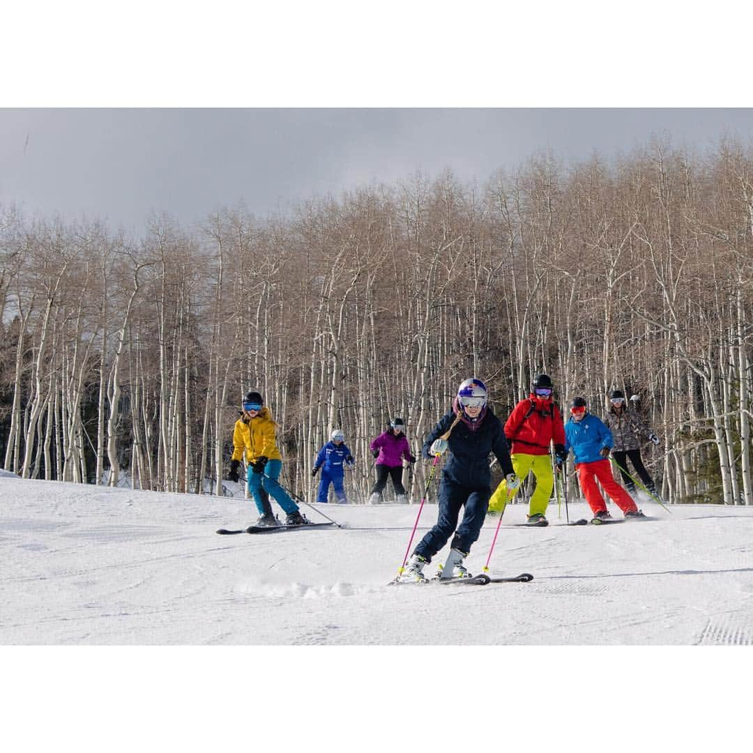 リンゼイ・ボンさんのインスタグラム写真 - (リンゼイ・ボンInstagram)「I haven’t skied since my last race in Sweden, but today was a perfect day to get back out there! This time just for fun with a few #ChaseSapphire cardmembers. We may not have been great at synchronized skiing but it was still semi cool 😎, right? 🤷🏼‍♀️ #wehadfun #ChaseAmbassador」3月23日 13時03分 - lindseyvonn