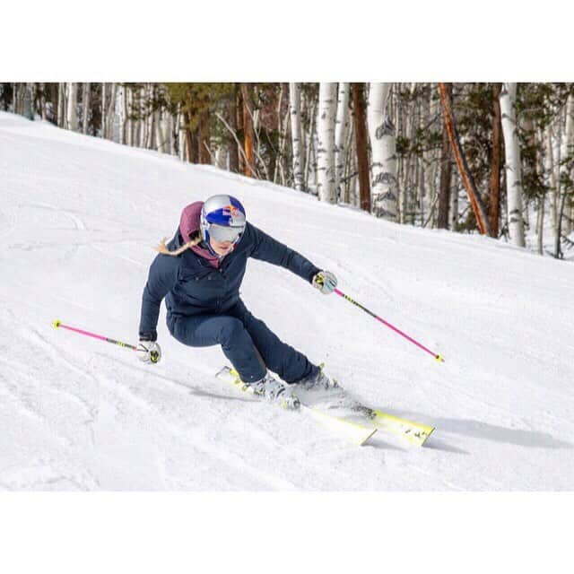 リンゼイ・ボンさんのインスタグラム写真 - (リンゼイ・ボンInstagram)「I haven’t skied since my last race in Sweden, but today was a perfect day to get back out there! This time just for fun with a few #ChaseSapphire cardmembers. We may not have been great at synchronized skiing but it was still semi cool 😎, right? 🤷🏼‍♀️ #wehadfun #ChaseAmbassador」3月23日 13時03分 - lindseyvonn