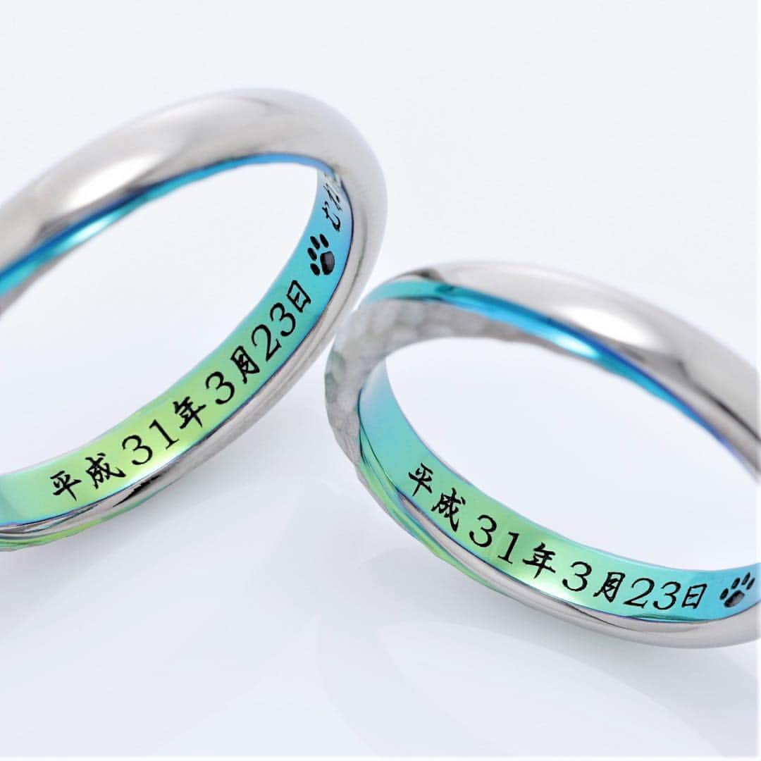 SORA ≪SORA表参道の公式アカウント≫のインスタグラム：「. #平成婚 の記念に漢字で刻印を入れるのもオススメですよ！本日ご入籍おめでとうございます＊* . ぜひ『#結婚指輪sora 』のハッシュタグで SORAの写真を投稿してくださいね！ こちらのアカウントでリグラムさせていただきます♪ . #結婚指輪 #婚約指輪 #表参道 #金属アレルギー #金属アレルギー対応 #レアメタル #鍛造  #手作り #手作り指輪 #マリッジリング #エンゲージリング #ブライダル #ウェディング #プレ花嫁 #クリエィティブ #デザイン #個性的 #bridal #wedding #jewelry #ring #weddingring #creative #design #japaneseart #madeinjapan #平成  #平成最後」