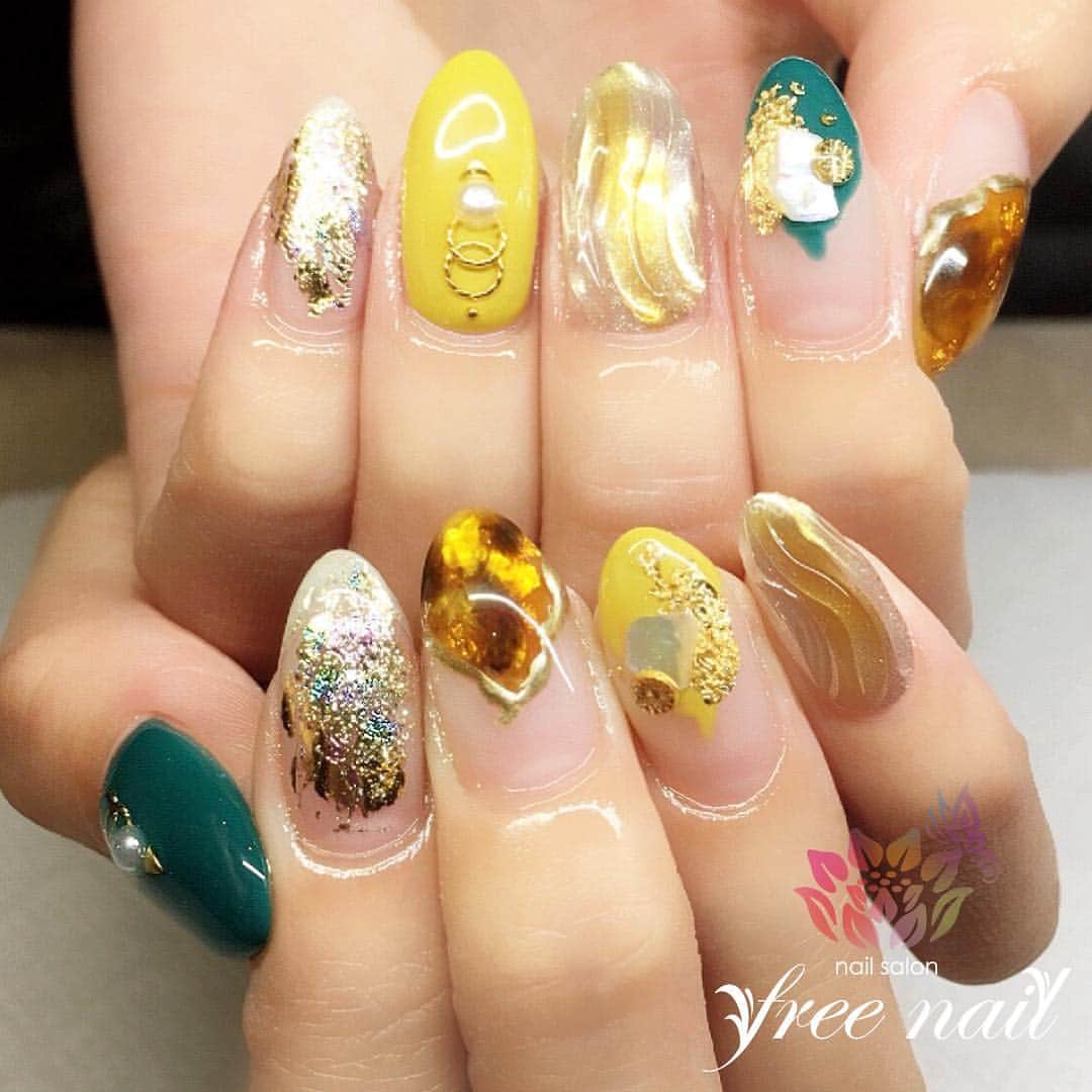 free nail フリーネイルのインスタグラム：「. お客様ネイル💅🏻🐝✨ . うねうねネイル🐝✨ . 春の彩り💚💛✨ . ご来店ありがとうございました🙇🏻‍♀️🙇🏻‍♀️🙇🏻‍♀️💗 . #ネイル #フリーネイル #ネイルアート #ジェルネイル #ネイルサロン #大阪ネイルサロン #ネイルデザイン #ネイルチェンジ #うねうねネイル #べっ甲ネイル #シェルネイル #金箔ネイル #ホイルネイル #イエローネイル #グリーンネイル #デザインネイル #シンプルネイル #トレンドネイル #大人ネイル #春ネイル #スプリングネイル #美甲 #日式美甲 #springnails #nailsart #nailsalon #nailsdid #newnails #newnail #freenail」