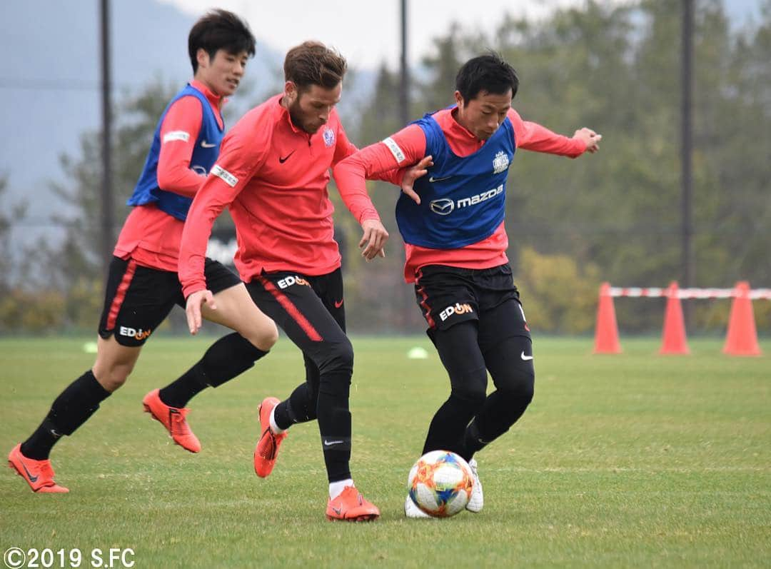 サンフレッチェ広島さんのインスタグラム写真 - (サンフレッチェ広島Instagram)「休日の本日も吉田サッカー公園でトレーニング⚽ リーグ再開に向けて熱のある練習が続いています💪 #エミル・サロモンソン選手 #井林章選手 #川辺駿選手 #ハイネル選手 #荒木隼人選手 #パトリック選手 #野津田岳人選手 #sanfrecce #ICHIGAN」3月23日 13時14分 - sanfrecce.official