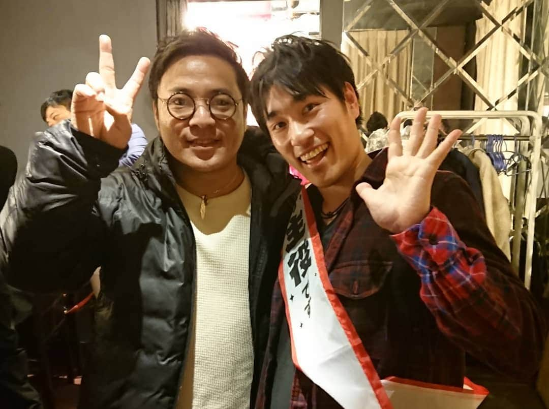 高井俊彦さんのインスタグラム写真 - (高井俊彦Instagram)「【本日のツッコミ✋】 『どんだけ言われるねん‼️』 昨夜はー。 京橋ベロニカで行われたリスナップ土井くん（劇団そとばこまち）の誕生日イベントに遊びに行きました😃✌️ 土井くんの誕生日を祝うイベントなのに、オープニングからずっと出てくるゲストさんに『嫌い』『苦手』など弄られたおし⤴️ ほんま・・・ 『どんだけ言われるねん‼️』 でもそれが土井くんが愛されてるって事なのかな？☺️ 途中ちょっぴりトークコーナーに出してもらいましたが楽しかった➰🙆 改めて土井くんおめでとう✨ そして、ロックンロールケーキ☆ヒデキはもうやめときや🎶」3月23日 13時16分 - takai_toshihiko