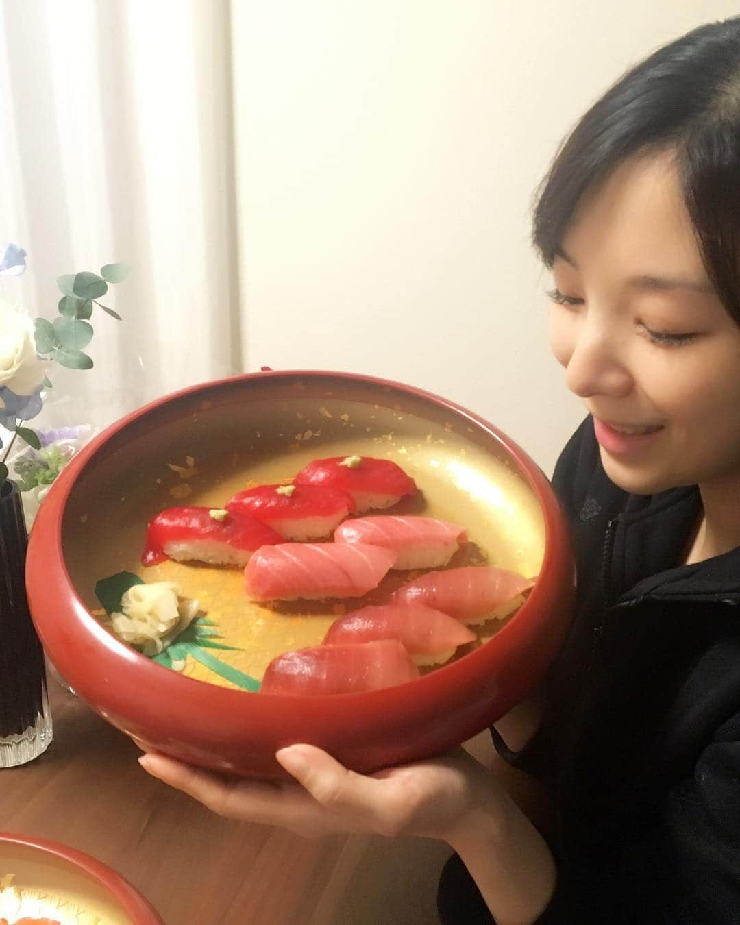 永峰絵里加さんのインスタグラム写真 - (永峰絵里加Instagram)「March 21st🌼  I turned 33!🎂🍣 家族3人で迎えた初めての誕生日はまだ自宅から出られないという事もあってお家でのんびりまったり過ごしました☺️ ケーキはいいからマグロが食べたい🤤(妊娠中控えていた) という色気も何も無い私のリクエストに応えてお寿司を頼んでくれた夫👱‍♂️✌🏻🍣 最高に美味しかった〜ありがとう🐟！！ 3枚目の写真はさあ食べようという時にギャン泣きを始めた息子と寿司の誘惑。笑  次の1年はより賑やかに よりハッピーが溢れる日々となりそうです👪 これからもよろしくお願いします◎  Love&Hug💗  #birthday #bdaygirl #happymommy #sushitime #flowers #thankyou #happy #love #誕生日 #花束 #嬉しいな」3月23日 13時16分 - erikalmaz