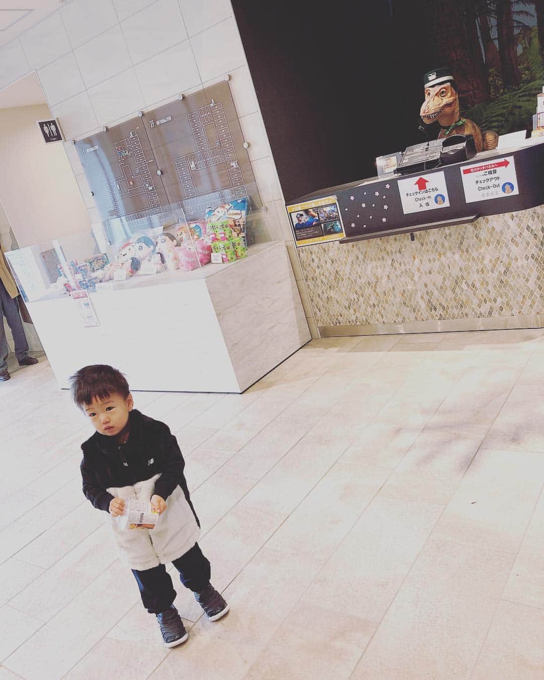 鈴木亜美さんのインスタグラム写真 - (鈴木亜美Instagram)「変なホテル🏨👾 これが名前😽 怪獣がいたよ😵 ロボットがお部屋に卵を運びに来たよ〰‼️ちょっと怖いけど、何が入ってるかな⁉️🙄」3月23日 13時16分 - amiamisuzuki