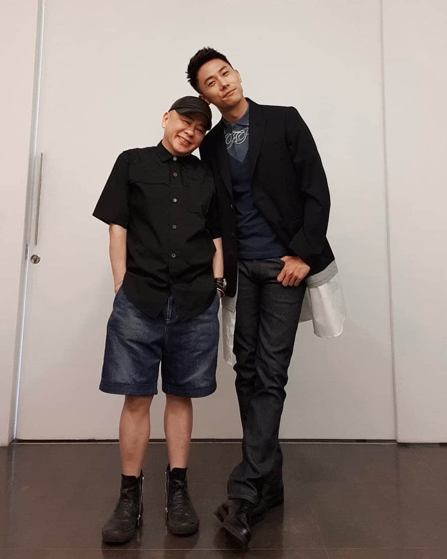 デスモンド・タンさんのインスタグラム写真 - (デスモンド・タンInstagram)「和穿着优雅白裙，健康透白肌肤的漂亮白导一起出席 @EsteeLauder 活动。昨天没白活咯! 😜 期待白导的新作品!  I've gotta say other than learning more about the #AdvancedNightRepair series at the Estee Lauder Power of Night Pop-Up, I had a great time meeting alot of fun and warm new friends. Thank you for starting my weekend really well! :) Find out more about this awesome series at https://esteelauder-sg.com/powerofnight/  Thank me later!  #EsteeLauderSG #AdvancedNightRepair #EsteeLauderANR #PowerOfNightSG @EsteeLauder  Special thanks: Hairstyling & Styling by @gandavid_davidgan (谢谢ahbu! Thank you for making wonders for me! Thank you for the chat too!) Outfit from @club21 Photos by @bam_visuals」3月23日 13時19分 - thedesmondtan