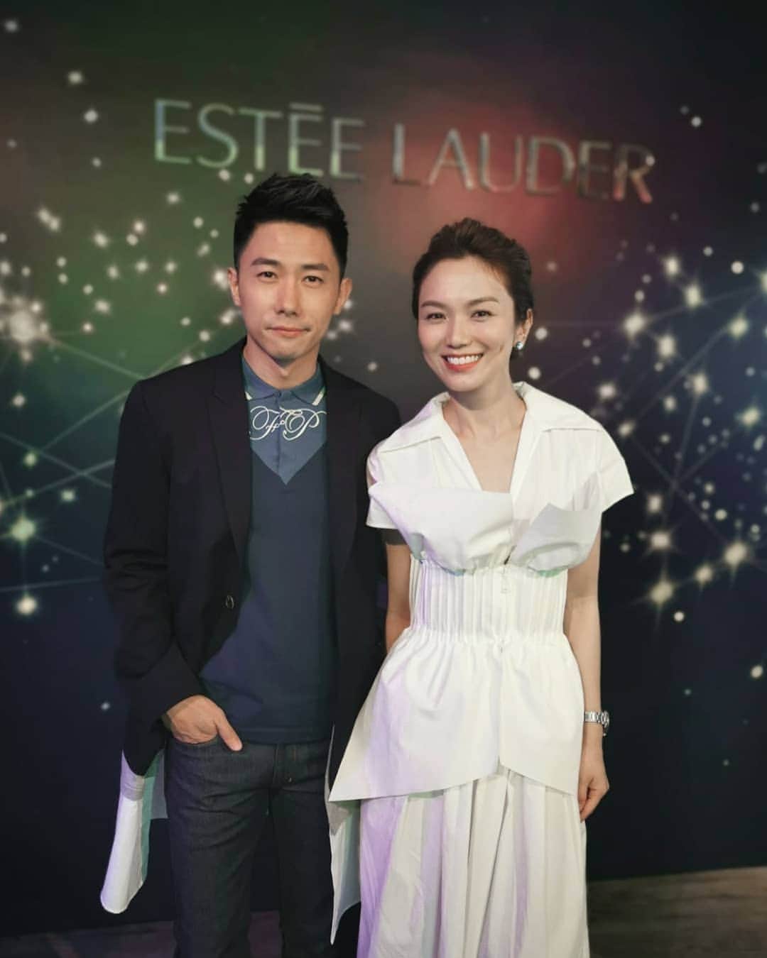 デスモンド・タンのインスタグラム：「和穿着优雅白裙，健康透白肌肤的漂亮白导一起出席 @EsteeLauder 活动。昨天没白活咯! 😜 期待白导的新作品!  I've gotta say other than learning more about the #AdvancedNightRepair series at the Estee Lauder Power of Night Pop-Up, I had a great time meeting alot of fun and warm new friends. Thank you for starting my weekend really well! :) Find out more about this awesome series at https://esteelauder-sg.com/powerofnight/  Thank me later!  #EsteeLauderSG #AdvancedNightRepair #EsteeLauderANR #PowerOfNightSG @EsteeLauder  Special thanks: Hairstyling & Styling by @gandavid_davidgan (谢谢ahbu! Thank you for making wonders for me! Thank you for the chat too!) Outfit from @club21 Photos by @bam_visuals」