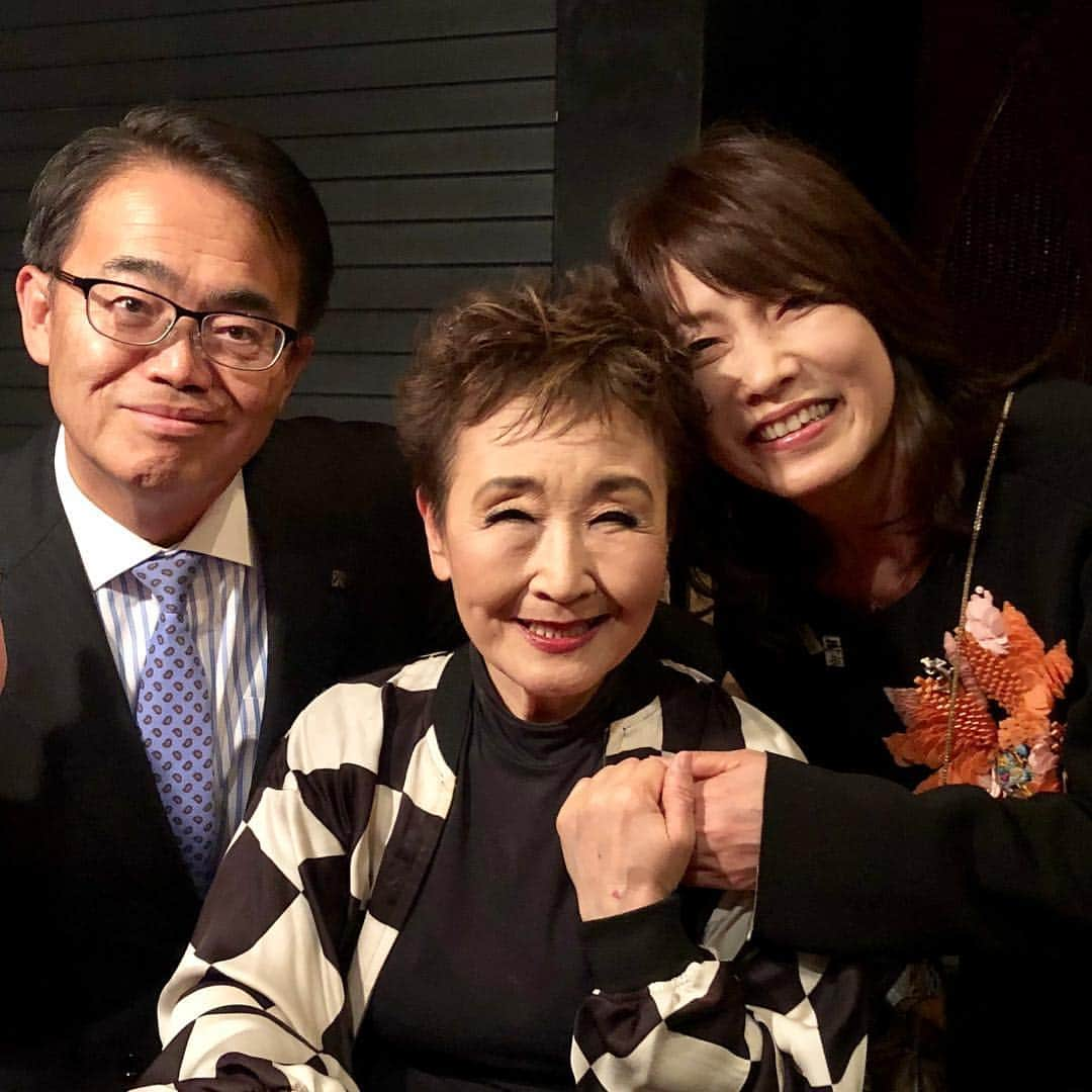 矢野きよ実さんのインスタグラム写真 - (矢野きよ実Instagram)「大大大好きな登紀子さんのなBLUE NOTE 「加藤登紀子LOVELOVELOVE愛の4楽章」を観せていただきました❤️ ひとり寝の子守唄に涙、愛の讃歌に涙、 100万本のバラを一緒に熱唱‼︎ 大村知事がステージで 紅の豚のジーナの話をされると、予定になかった「時には昔の話をしようよ🎶」を歌ってくれた登紀子さん！ ……被災地も施設の子どもたちの事も一緒に話しています。動いて繋がりますよー#yanokiyomi #矢野きよ実 #加藤登紀子」3月23日 13時20分 - yanokiyomi