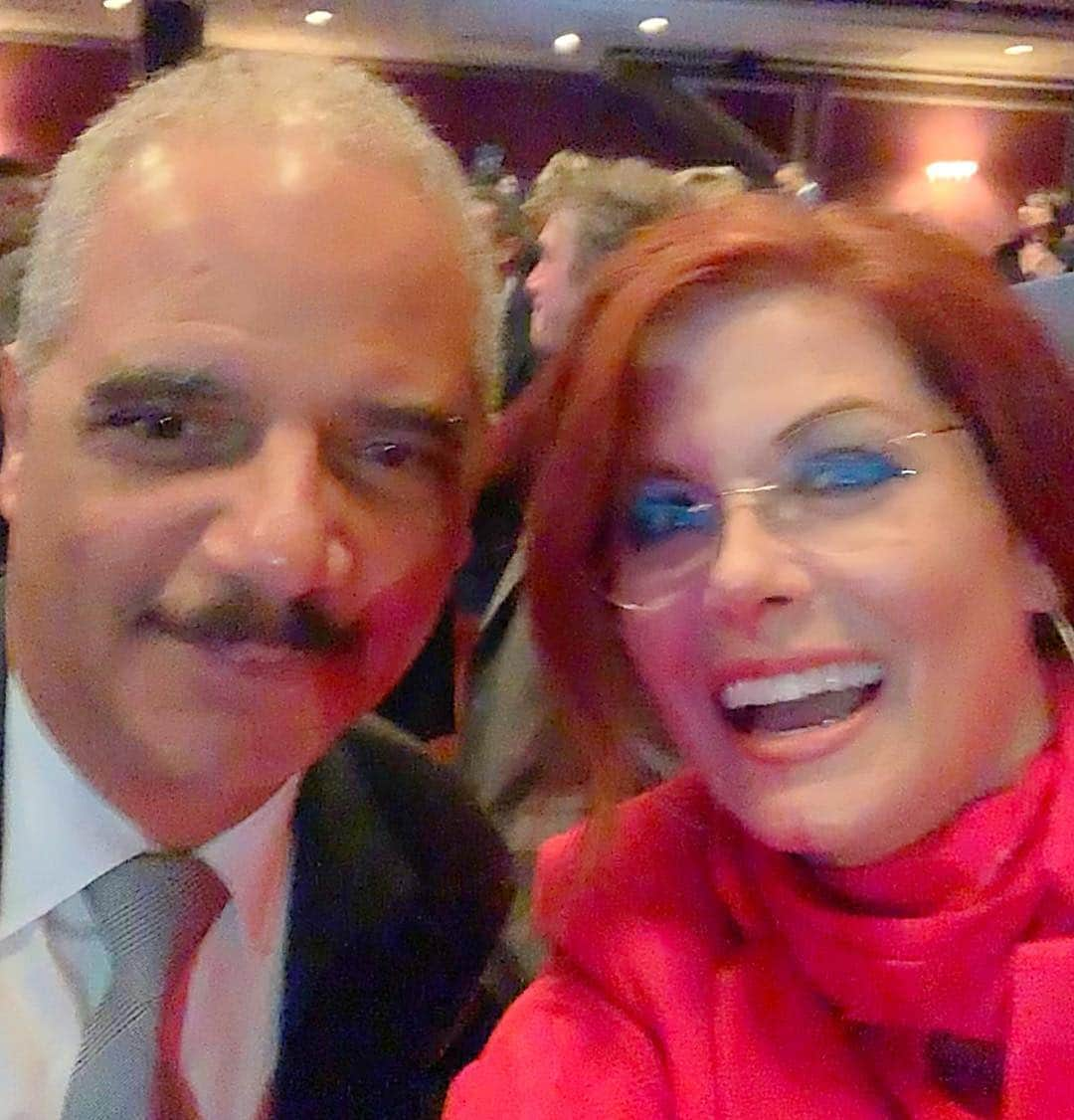 デブラ・メッシングさんのインスタグラム写真 - (デブラ・メッシングInstagram)「At the Opening of #AintTooProud there were many luminaries. But I lost my sh*t when I met former Attorney General Eric Holder. Hello, my name is Debra and I am a political nerd.」3月23日 13時28分 - therealdebramessing