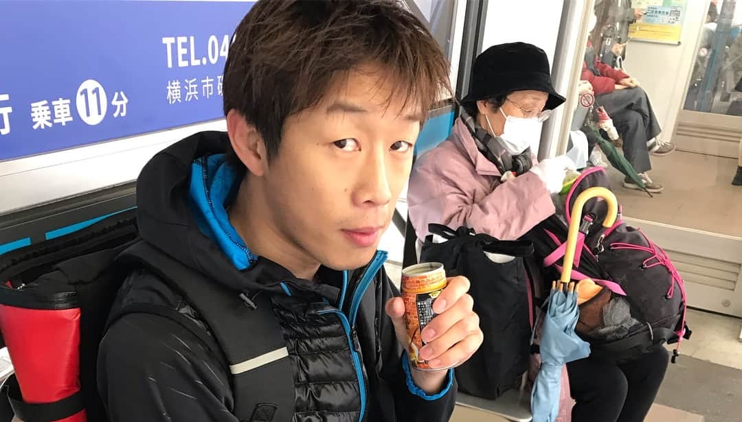八重樫東さんのインスタグラム写真 - (八重樫東Instagram)「今日は雨の中走り抜きました！！ とっても寒かったです(´･ω･`) 終わったあと暖をとるため、コーンポタージュを飲む清水さん。 可愛いでしょ(･∀･)」3月23日 13時40分 - yaegashiakira0225