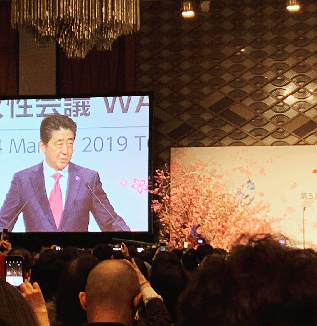 牛窪万里子さんのインスタグラム写真 - (牛窪万里子Instagram)「今日は国際女性会議にて、マララさんの演説をリアルに会場で聴くことが出来ました。（2枚目）  昨日はワサビをアボカドと間違って一気に食べたら大変なことになってしまった…というユーモアなスピーチから始まり 「教育なくしての未来はない。祖国に貢献することが出来ない。女子教育に投資すれば、想像を超えた未来が待っている」  と世界で女性教育の必要性を訴えていました。  詳細はAmeba公式ブログにて掲載しています。プロフィールのリンクからお読みください✨ #w20  #国際女性会議  #国際女性会議ｗａw  #マララユスフザイ」3月23日 13時45分 - mariko_ushikubo
