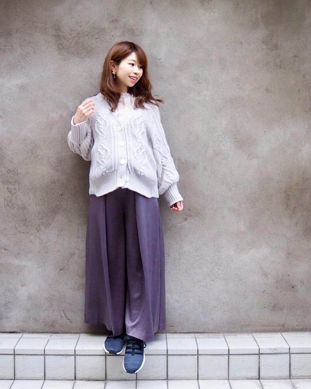 こままりえさんのインスタグラム写真 - (こままりえInstagram)「✴︎ coordinate💫 . cardigan…#lecoeurblanc @lecoeurblanc_official tops…#frunco @frunco.official  pants…#COCODEAL @cocodeal_official  shoes…#PUMA @puma . 先日お友達と自由が丘に タピオカとワッフルを食べに行ってきました🍓 自由が丘は子連れでも 楽しめるところが多いから好き😆✨ . きのうはポカポカだったのに 今日は寒いですね😵😵 気温差にやられそう💦 みなさんも体調にお気をつけくださいね💦 . @lecoeurblanc_official のカーディガンは おなかが大きいのもカバーできて出番多し✨ . #fashion #coordinate #ootd #outfit #code #mamacode #152cm #まりえコーデ #コーディネート #コーデ #春コーデ #春服 #マタニティ #マタニティコーデ #妊娠後期 #妊娠9ヶ月 #ルクールブラン #フランコ #ココディール #プーマ #タピオカ #ワッフル #いちごワッフル #自由が丘カフェ #自由が丘スイーツ #子連れカフェ」3月23日 13時46分 - komamarie