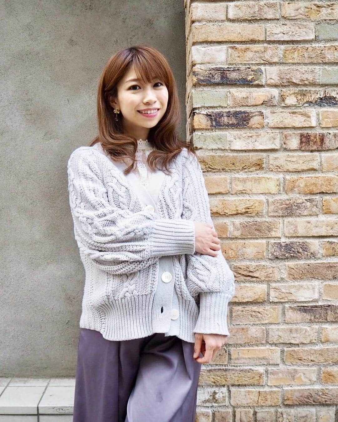 こままりえさんのインスタグラム写真 - (こままりえInstagram)「✴︎ coordinate💫 . cardigan…#lecoeurblanc @lecoeurblanc_official tops…#frunco @frunco.official  pants…#COCODEAL @cocodeal_official  shoes…#PUMA @puma . 先日お友達と自由が丘に タピオカとワッフルを食べに行ってきました🍓 自由が丘は子連れでも 楽しめるところが多いから好き😆✨ . きのうはポカポカだったのに 今日は寒いですね😵😵 気温差にやられそう💦 みなさんも体調にお気をつけくださいね💦 . @lecoeurblanc_official のカーディガンは おなかが大きいのもカバーできて出番多し✨ . #fashion #coordinate #ootd #outfit #code #mamacode #152cm #まりえコーデ #コーディネート #コーデ #春コーデ #春服 #マタニティ #マタニティコーデ #妊娠後期 #妊娠9ヶ月 #ルクールブラン #フランコ #ココディール #プーマ #タピオカ #ワッフル #いちごワッフル #自由が丘カフェ #自由が丘スイーツ #子連れカフェ」3月23日 13時46分 - komamarie