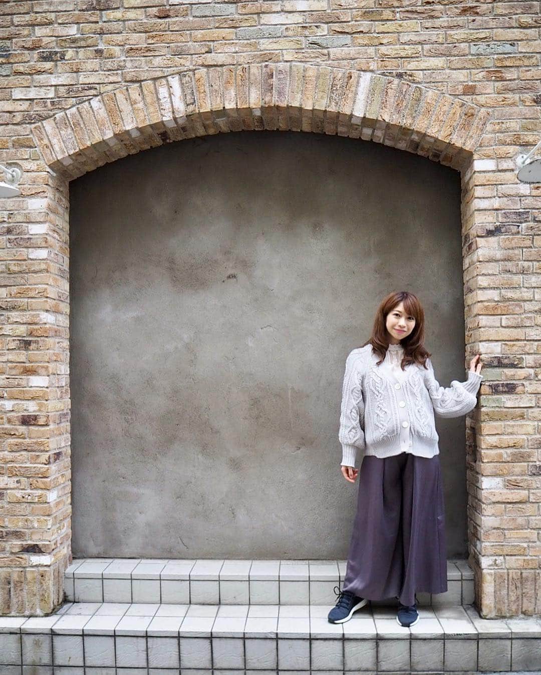 のインスタグラム：「✴︎ coordinate💫 . cardigan…#lecoeurblanc @lecoeurblanc_official tops…#frunco @frunco.official  pants…#COCODEAL @cocodeal_official  shoes…#PUMA @puma . 先日お友達と自由が丘に タピオカとワッフルを食べに行ってきました🍓 自由が丘は子連れでも 楽しめるところが多いから好き😆✨ . きのうはポカポカだったのに 今日は寒いですね😵😵 気温差にやられそう💦 みなさんも体調にお気をつけくださいね💦 . @lecoeurblanc_official のカーディガンは おなかが大きいのもカバーできて出番多し✨ . #fashion #coordinate #ootd #outfit #code #mamacode #152cm #まりえコーデ #コーディネート #コーデ #春コーデ #春服 #マタニティ #マタニティコーデ #妊娠後期 #妊娠9ヶ月 #ルクールブラン #フランコ #ココディール #プーマ #タピオカ #ワッフル #いちごワッフル #自由が丘カフェ #自由が丘スイーツ #子連れカフェ」