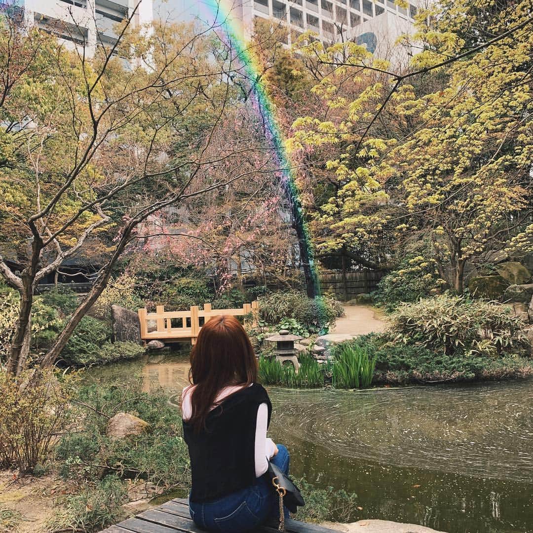 チョ・ミニョンさんのインスタグラム写真 - (チョ・ミニョンInstagram)「#후쿠오카여행 #추천장소 #라쿠스이엔 정원입니다 - 말차 +다과 세트로 입장 가능해요 일본식 정원을 구경하면서 다다미방에서 정말 마음이 편안해진다 느껴지는 곳이었어요 아기자기한 일본 감성 스냅을 찍을 수 있는 곳이며 정원 작은 다리에 길게 버드나무처럼 내려온 벚꽃이 만개해서 연못에 떨어져 있을 때 시기 맞춰오면 장관이겠다 생각한 곳, 저는 타이밍을 못 맞춰서 아쉽게 이정도로 만족 - 오리들이 만들어놓은 정원 연못의 길이 마치 말차 라떼처럼 보였고 정말 마음이 차분해지는 곳이라 부모님들과 여행 생각하는 분들 추천입니다 😘 - 마지막에 깨알 #오리날다 영상 운이 좋았어요 ♡̶ #𝑴𝒀𝑩𝑨𝑵𝒀 #후쿠오카조」3月23日 13時49分 - xxjominxx
