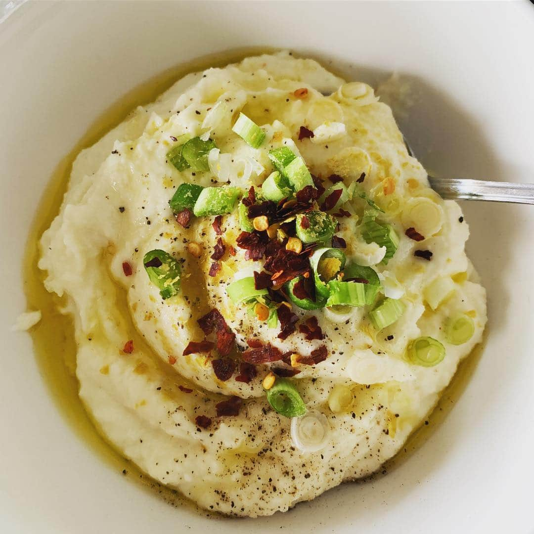 ボーイ・ジョージさんのインスタグラム写真 - (ボーイ・ジョージInstagram)「Cauliflowr mash drizzled with olive oil, spring onion, yeast flakes and chill flakes. Seasoned with pink salt & Cracked pepper! I actually made this yesterday and left the remainder in the fridge. It’s veggie not vegan! Lovely #lowcarb #lowcarbrecipes #food #recipes #Boygeorge #80s」3月23日 13時49分 - boygeorgeofficial