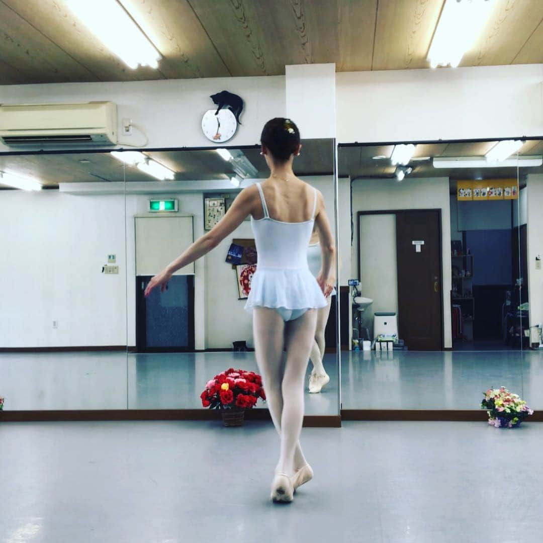 ささきえりさんのインスタグラム写真 - (ささきえりInstagram)「ballet🎵 ・ ・ 今日も背中がバキバキだ😁😁😁 ＊ ＊ ＊ #ballet #バレエ #art #クラシックバレエ #classy #classicballet #dance #chaccott #photograph #balletclass」3月23日 13時51分 - chaneri_ballet_style