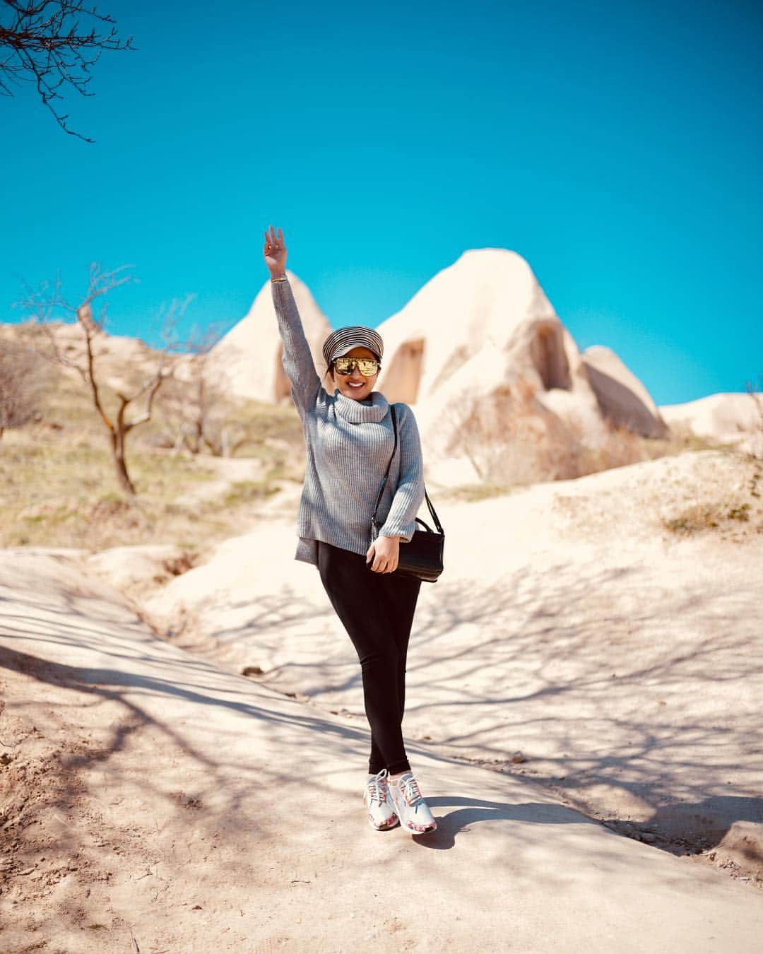 Ashantyさんのインスタグラム写真 - (AshantyInstagram)「A strong woman looks a challenge dead in the eye and gives it a wink😍 #cappadocia #turkey pict by @ananghijau」3月23日 13時55分 - ashanty_ash