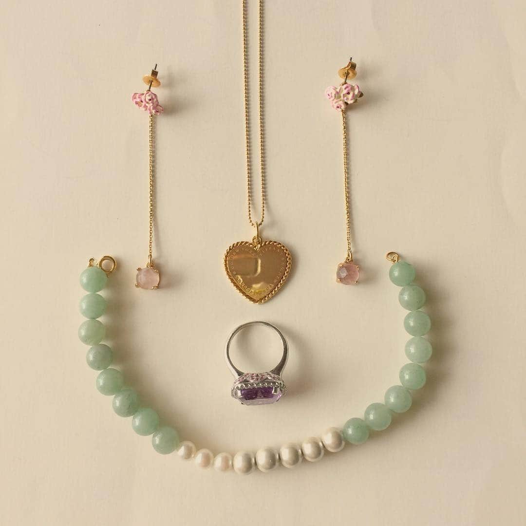 おおたうにさんのインスタグラム写真 - (おおたうにInstagram)「roses & rose quartz earrings / gift @hiroesaitoh 💕 gold heart pendant / TIFFANY&Co. lavender amethyst & pink sapphire ring / ISETAN Shinjuku jade & pearl bracelet / handmade むかーしOKIDOKIで買った春のカラーブロッキングカーディガン（デッドストックでした🌸）と、淡いグレーのウールスカートに合わせて、久しぶりの都会へ…。この季節にぴったりのピアスは、仲良しのRED★HOTひろえちゃんと岩井さんにいただいたもの💕 翡翠粒は実家に落ちてたのを拾って腕輪にしました！ #今日のアクセサリー #accessory #fashion #handmade #tiffanyandco #accessoriesoftheday」3月23日 13時56分 - outa_uni