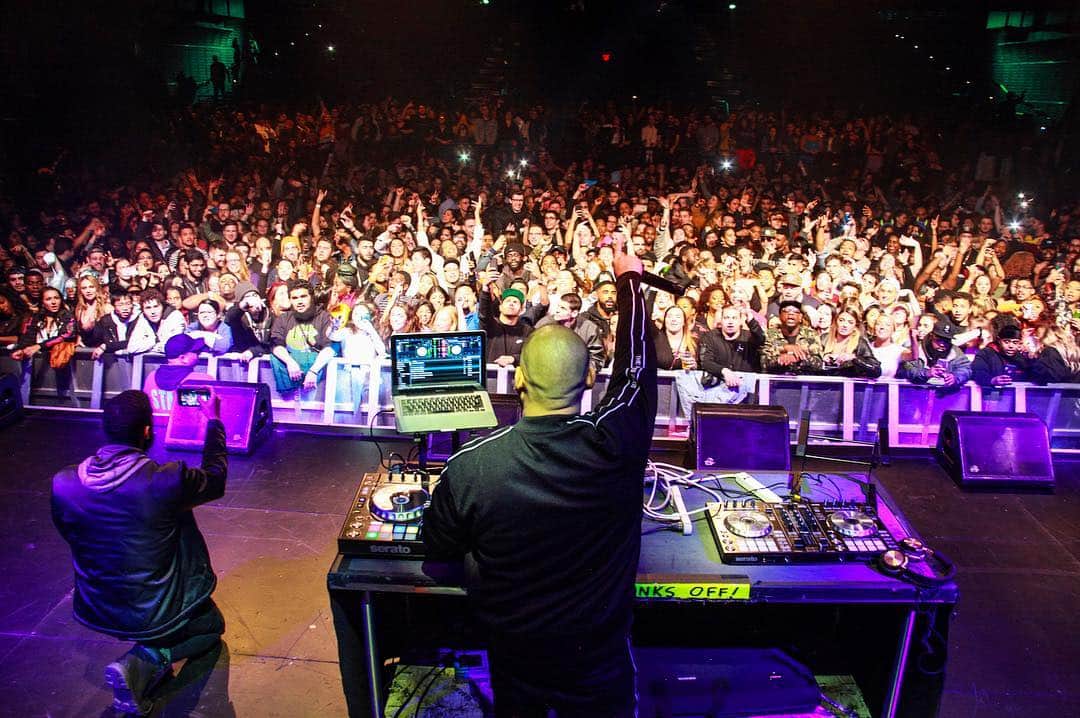 ファンクマスター・フレックスのインスタグラム：「@tpain #SoldOut PlayStation Theater concert! @djbobbytrends on the set! Killing it tonight! Jonny We appreciate the opportunity! ( Me and Trends decided to start side stepping insecure djs and gatekeeper party promoters to explore new venues! 🤷🏿‍♂️)」