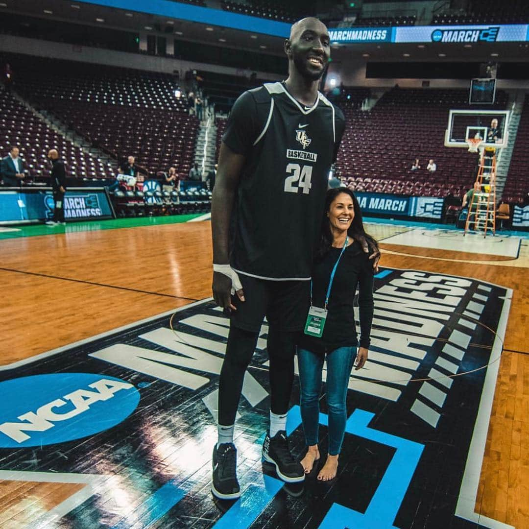 レイチェル・ニコルズさんのインスタグラム写真 - (レイチェル・ニコルズInstagram)「I saw this pic of @tackofall99 & @TracyWolfson earlier and now (swipe) @CBSSports posted this screengrab, and I’m totally ready for Tacko’s post-basketball career to be about him standing next to things, Yao Ming-style. (And about biochem & engineering since apparently he’s badass at those too) @ucf.mbb #MarchMadness」3月23日 14時13分 - rachel_nichols