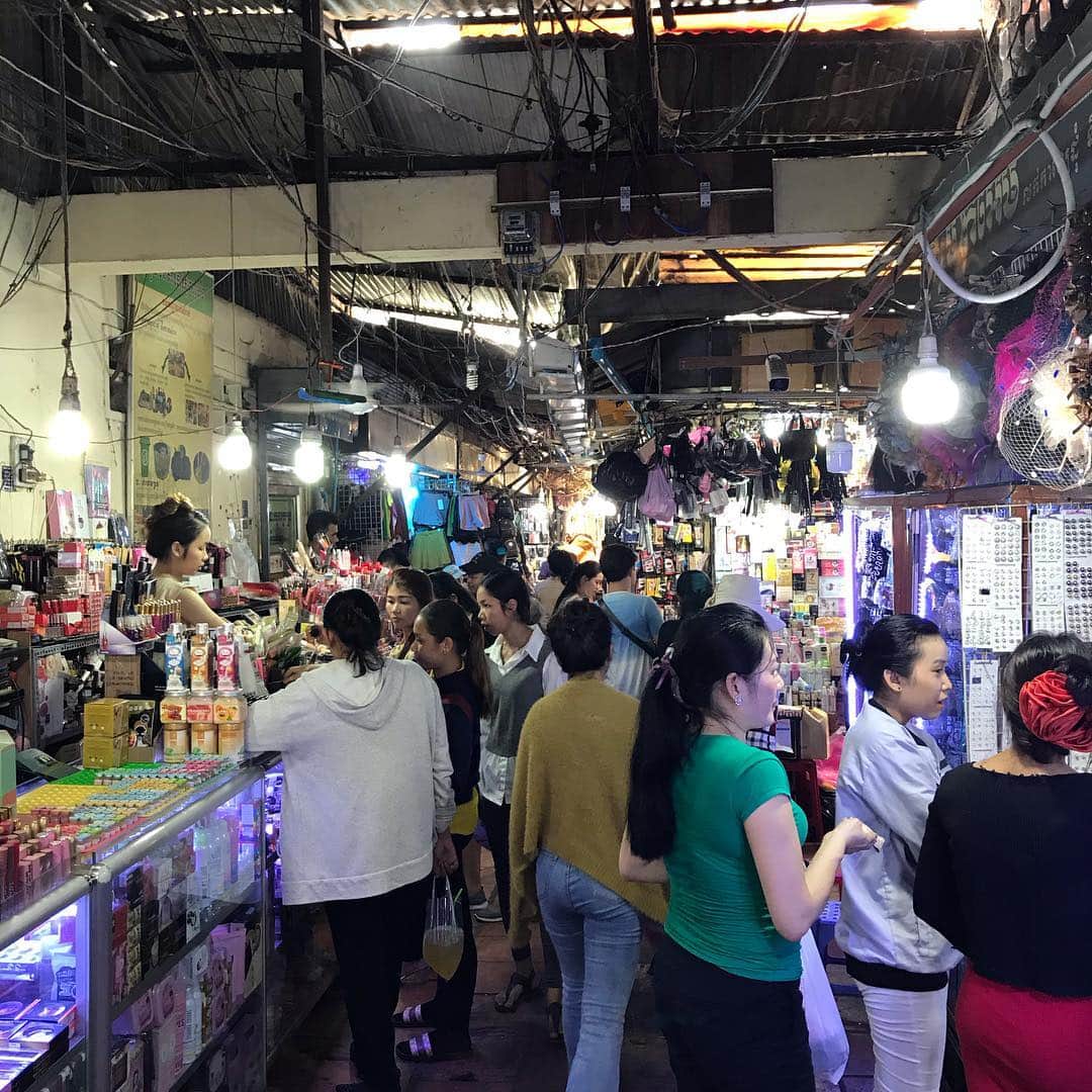 井川祐輔さんのインスタグラム写真 - (井川祐輔Instagram)「香港滞在記#92 《カンボジア旅行 Day2-1.1》 【Boeung Keng Kang Market】 日本・カンボジアで 「DonDonDown on Wednesday」を経営されておられる、岡本さんのアテンドでDay2はスタート。 まずはボンケンコンマーケット。 普段お目にかかることがない食材に出会うことが出来ます。活気溢れる市場では、食材の他に様々な物が販売されています。 せっかくカンボジアに来て、虫を食べなかったのは少し後悔…。 #香港滞在記#香港#カンボジア#プノンペン#ボンケンコンマーケット #hongkong#hk#cdmbodia#phnompenh#boeungkengkangmarket」3月23日 14時12分 - yusukeigawa_4